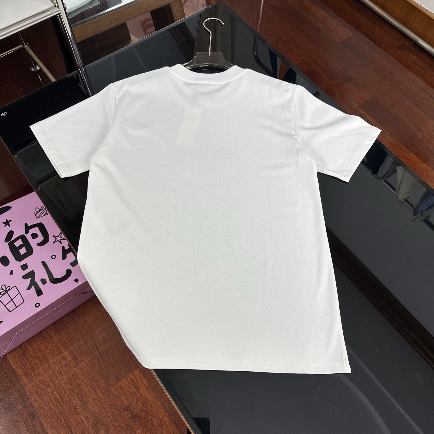 💰120
alo 25ss新款春夏圆领宽松立体胶厚板胶胸前压花 短袖T恤|K82
面料:采用重磅270g精梳赛络纺100%纯棉面料,厚实不透,告别透薄尴尬。3倍密度打造立体廓形,耐暴力机洗不变形。双车线领口及袖口,三本针加固,品质过硬。
版型:oversize版型,包容性强,男女同款。出口欧美品质,三标齐全,包装完整,辅料1:1定做,吊牌、水洗标、主麦独家定制。
颜色:黑色、白色
尺码:XS-XL(5个尺码)
• XS:衣长71cm,胸围52.6cm,肩宽46cm,袖长22cm,适合体重80 - 100斤
• S:衣长72.5cm,胸围54.6cm,肩宽48cm,袖长22.5cm,适合体重100 - 120斤
• M:衣长74cm,胸围56.6cm,肩宽50cm,袖长23cm,适合体重120 - 140斤
• L:衣长75.5cm,胸围58.6cm,肩宽52cm,袖长23.5cm,适合体重140 - 160斤
• XL:衣长77cm,胸围60.6cm,肩宽54cm,袖长24cm,适合体重160 - 190斤
尺码仅供参考,手工测量存在1 - 3CM的误差。
👉