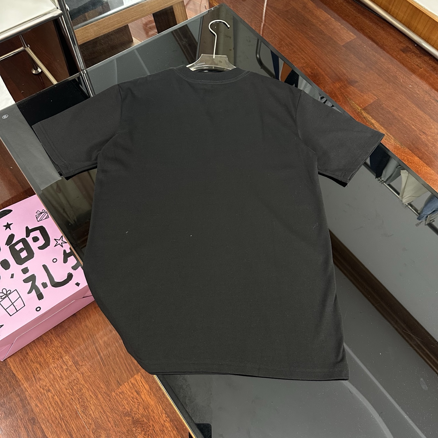💰120
alo 25ss新款春夏圆领宽松立体胶厚板胶胸前压花 短袖T恤|K82
面料:采用重磅270g精梳赛络纺100%纯棉面料,厚实不透,告别透薄尴尬。3倍密度打造立体廓形,耐暴力机洗不变形。双车线领口及袖口,三本针加固,品质过硬。
版型:oversize版型,包容性强,男女同款。出口欧美品质,三标齐全,包装完整,辅料1:1定做,吊牌、水洗标、主麦独家定制。
颜色:黑色、白色
尺码:XS-XL(5个尺码)
• XS:衣长71cm,胸围52.6cm,肩宽46cm,袖长22cm,适合体重80 - 100斤
• S:衣长72.5cm,胸围54.6cm,肩宽48cm,袖长22.5cm,适合体重100 - 120斤
• M:衣长74cm,胸围56.6cm,肩宽50cm,袖长23cm,适合体重120 - 140斤
• L:衣长75.5cm,胸围58.6cm,肩宽52cm,袖长23.5cm,适合体重140 - 160斤
• XL:衣长77cm,胸围60.6cm,肩宽54cm,袖长24cm,适合体重160 - 190斤
尺码仅供参考,手工测量存在1 - 3CM的误差。
👉