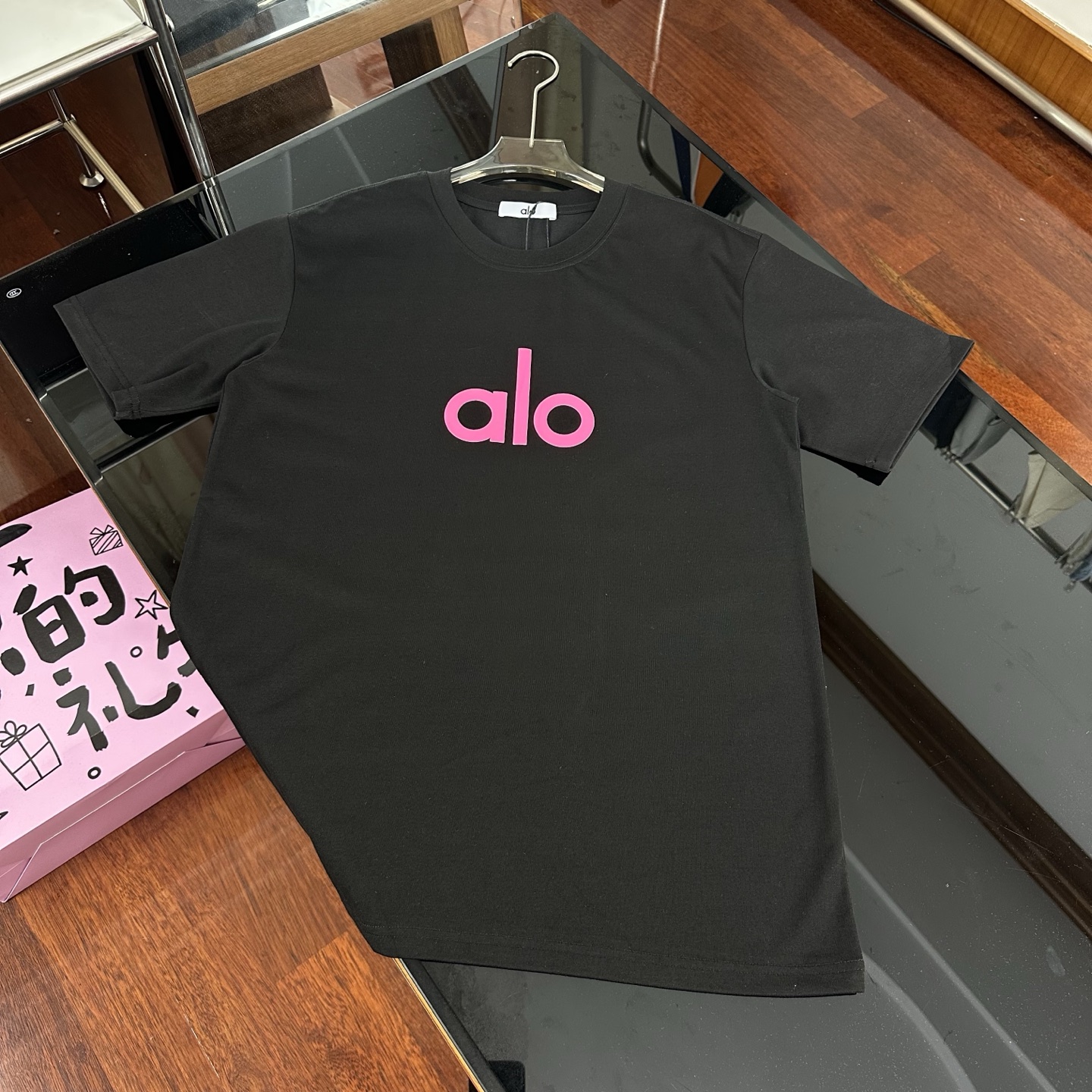 💰120
Alo 25ss新款春夏圆领宽松立体胶发泡印花短袖T恤|K81
面料:采用重磅270g精梳赛络纺100%纯棉面料,厚实不透,告别透薄尴尬。3倍密度打造立体廓形,耐暴力机洗不变形。双车线领口及袖口,三本针加固,品质过硬。
版型:oversize版型,包容性强,男女同款。出口欧美品质,三标齐全,包装完整,辅料1:1定做,吊牌、水洗标、主麦独家定制。
颜色:黑色、白色
尺码:XS-XL(5个尺码)
• XS:衣长71cm,胸围52.6cm,肩宽46cm,袖长22cm,适合体重80 - 100斤
• S:衣长72.5cm,胸围54.6cm,肩宽48cm,袖长22.5cm,适合体重100 - 120斤
• M:衣长74cm,胸围56.6cm,肩宽50cm,袖长23cm,适合体重120 - 140斤
• L:衣长75.5cm,胸围58.6cm,肩宽52cm,袖长23.5cm,适合体重140 - 160斤
• XL:衣长77cm,胸围60.6cm,肩宽54cm,袖长24cm,适合体重160 - 190斤
尺码仅供参考,手工测量存在1 - 3CM的误差。