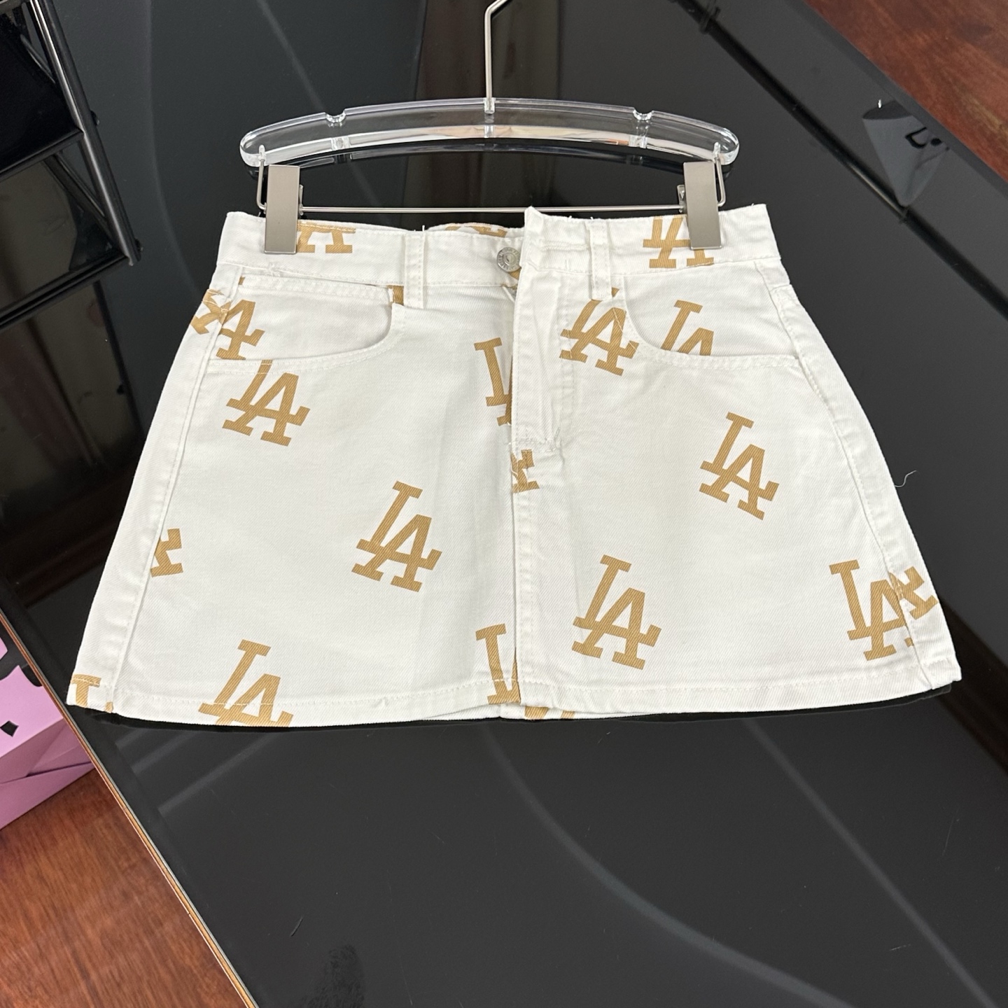 💰130
MLB牛仔半身裙 | 棒球基因碰撞牛仔复古,解锁美式街头新风尚|221
🔥 潮酷出街必备!当经典棒球队标遇上复古牛仔,MLB全新力作诠释运动美学新高度!🔥
✨【明星球队DNA 横扫街头焦点】✨
▫️白蓝双色王者出击!洛杉矶道奇"LA"×纽约洋基"NY"队标跃然裙上,错落立体的字母印花自带3D动感,每一寸都写满美式运动基因。穿它出街=把棒球场的热血欢呼穿在身上!
🧊【高阶牛仔工艺 穿出百万级质感】🧊
✔️ 定制级牛仔面料:3D立体剪裁的A字裙摆如花瓣绽放,收腰显瘦一键开启"沙漏模式",高密织法让牛仔挺而不僵,水洗工艺打造自然猫须纹,旧时光滤镜全开!
✔️ 殿堂级印花:12道丝网套色技术让字母鲜亮如新,经30次暴力测试仍不褪色,红蓝撞色设计隔着三条街都能锁定目光!
🔍【魔鬼细节控 解锁隐藏彩蛋】🔍
→ 后腰真皮烫金logo铭牌:指尖划过细腻荔枝纹,低调宣告大联盟正统血统
→ 军工级五金:YKK隐形拉链顺滑如德芙,复古铜扣经1000次开合测试依然稳如泰山
→ 3mm密拷边工艺:裙摆口袋零线头,强迫症看了直呼治愈!
👯♀️【一裙N穿公式 制霸穿搭全场景】👯♀️
💫 甜酷模式:白色LA款+马丁靴+棒球帽=美式校园甜心
💫 御姐模式:深蓝NY款+过膝靴+皮衣=曼哈顿街头女王
💫 休闲模式:任意色+卫衣+老爹鞋=周末Brunch慵懒杀
颜色:靛蓝色 奶白色
尺码:S/M/L
S码腰围67/2尺、臀围88、裙长36.3,适配约100斤;
M码腰围72/2尺1、臀围93、裙长37.5 ,适配约120斤;
L码腰围77/2尺3、臀围98、裙长38.7 ,适配约135斤 ,
注:手工测量误差±3cm 具体可按需选择