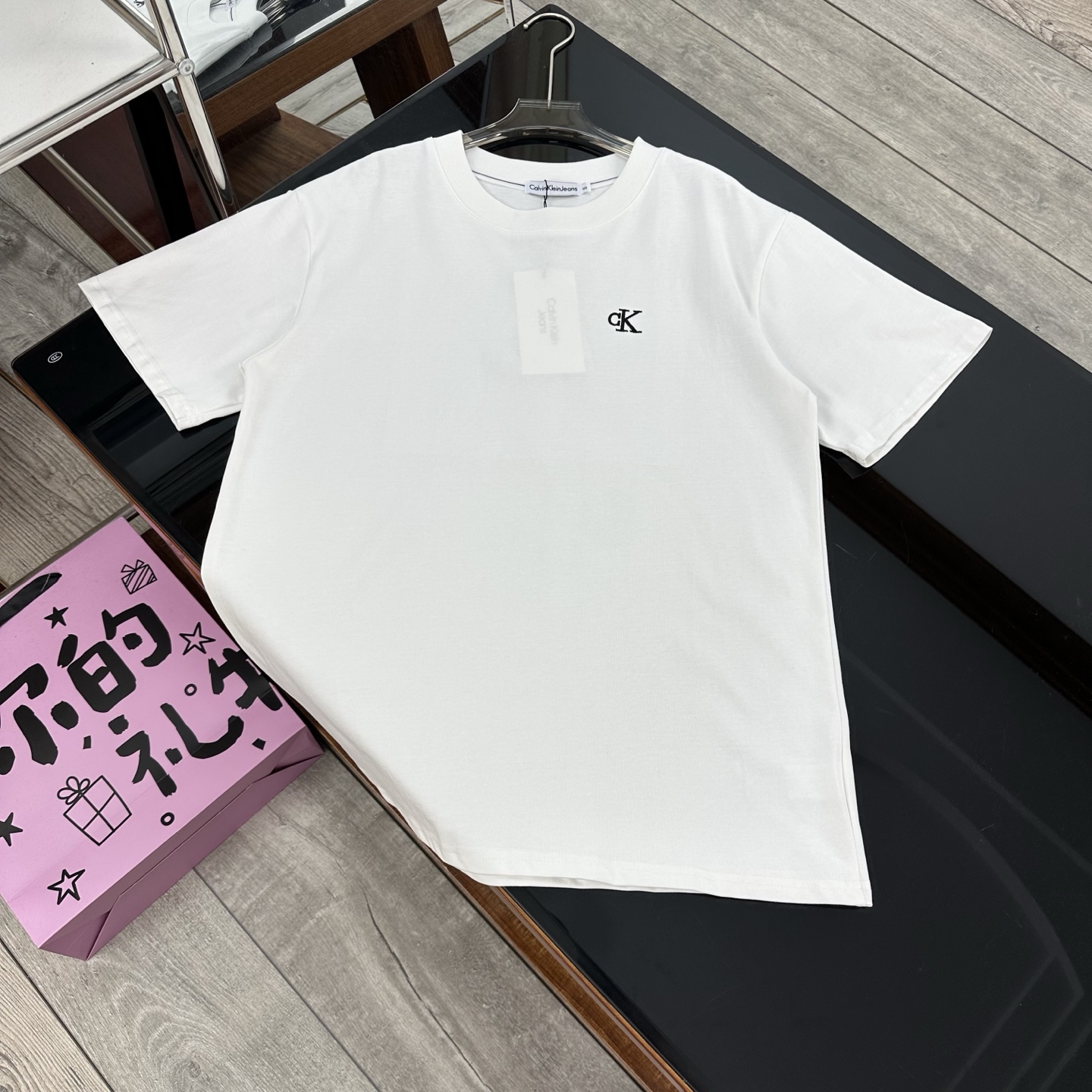 💰175包邮
Calvin KleinCK 胸前小刺绣+后背印花钢印一体工艺休闲圆领短袖T恤-顶级版本

印花+刺绣+钢印一体的工艺，成本增加耗时耗力

260克双纱面料 手感柔软平滑 弹性最好 穿着舒适 体贴合身 

现货发售Calvin Klein CK一直坚守完美主义，每一件Calvin Klein时装都显得非常完美。Calvin Klein在时装界纵横了50年，享有盛名，并被认为是当今美国时尚的代表人物。此款采用C家进口真丝光棉面料，面料质感非常细腻，手感柔软平滑、弹性最好、穿着舒适、体贴合身。衣服正面经典logo刺绣图案！特别说明一下喔，刺绣是采用日本进口万针机器，喜欢的朋友，赶紧下手吧，好货不等人，且买且珍惜！  
颜色：黑色 白色 贝壳粉
尺码：S-XL

• S码：长度70 胸围53 袖长21 肩宽50

• M码：长度72 胸围55 袖长22 肩宽52

• L码：长度74 胸围58 袖长23 肩宽54

• XL码：长度76 胸围61 袖长24 肩宽56

提示：手工测量存在±3cm误差，仅供参考。