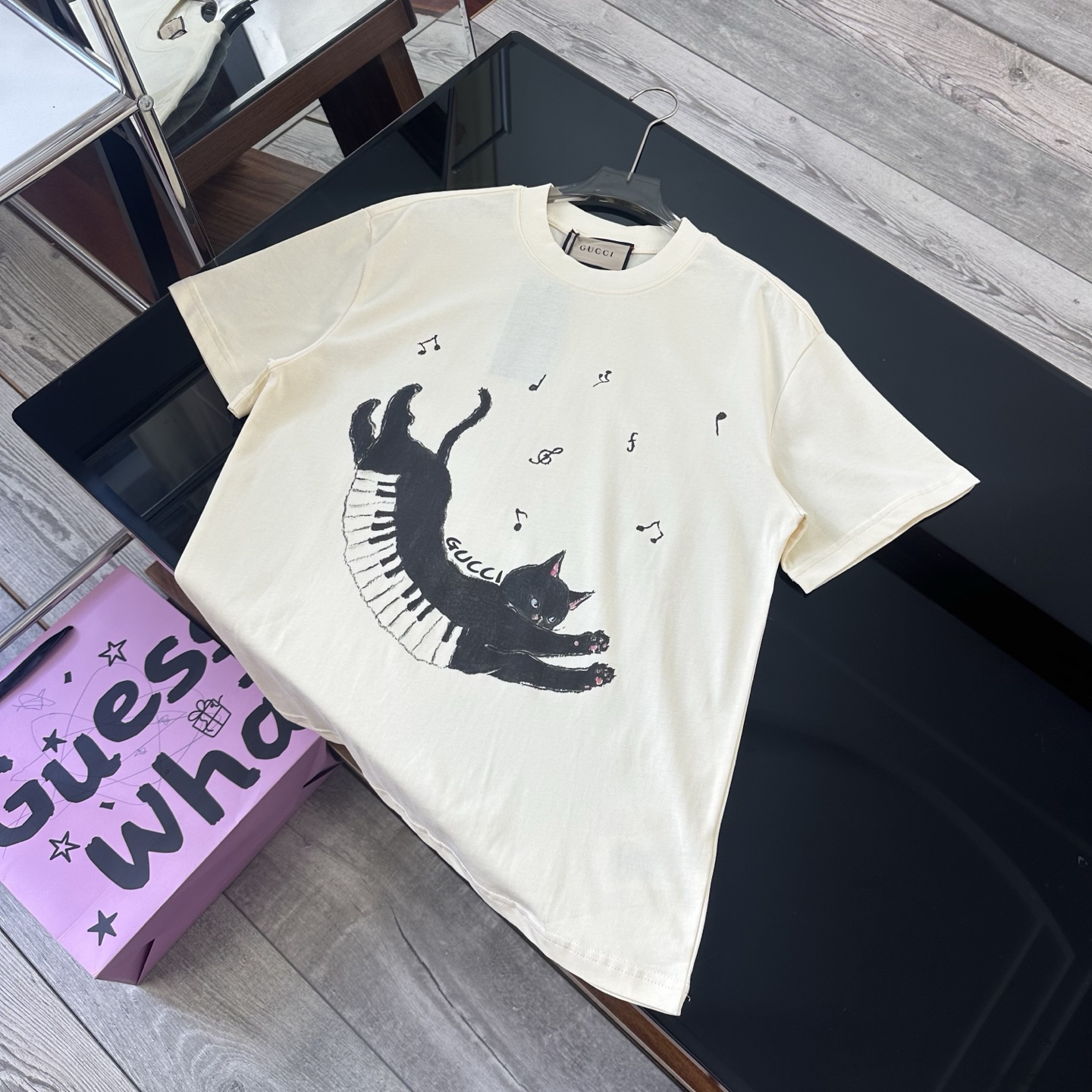 💰90
Gucci 2025夏季GUCCI古驰音乐小猫图案logo印花休闲情侣短袖T恤|340
✨【面料升级 品质触手可及】
严选客供定制针织100%纯棉面料,触感细腻亲肤,高克重打造厚实挺括质感。采用高密度机织工艺,如云朵般柔软蓬松,却不失紧致有型,上身瞬间提升穿搭档次,单穿内搭都能轻松驾驭,彰显非凡格调。
✨【设计亮点 细节见真章】
低调奢华的无感印花设计,将Gucci品牌的精致与高级感完美诠释。宽松版型剪裁,巧妙修饰身形,遮肉显瘦又随性,包容性极强,各种身材都能穿出独特魅力。
📏【精准尺码 轻松选码】
尺码:S-XL
S码:胸围108cm,衣长70cm,肩宽50cm,袖长61cm,建议体重80 - 120斤
M码:胸围112cm,衣长72cm,肩宽52cm,袖长62cm,建议体重120 - 145斤
L码:胸围116cm,衣长74cm,肩宽54cm,袖长63cm,建议体重140 - 165斤
XL码:胸围120cm,衣长76cm,肩宽56cm,袖长64cm,建议体重160 - 190斤
客服小志175cm,80kg,试穿L码宽松。手工测量误差1 - 3cm,以实际衣物为准。
🎨【优雅配色 百搭出众】
颜色:杏色
自带高级滤镜,简约而不失时尚感,轻松搭配各种风格服饰,是打造夏日氛围感造型的绝佳单品!
💡无论是休闲出街、约会聚会,还是日常通勤,这款Gucci高克重短袖都能让你轻松成为人群焦点,时尚与舒适兼备,心动不如行动!