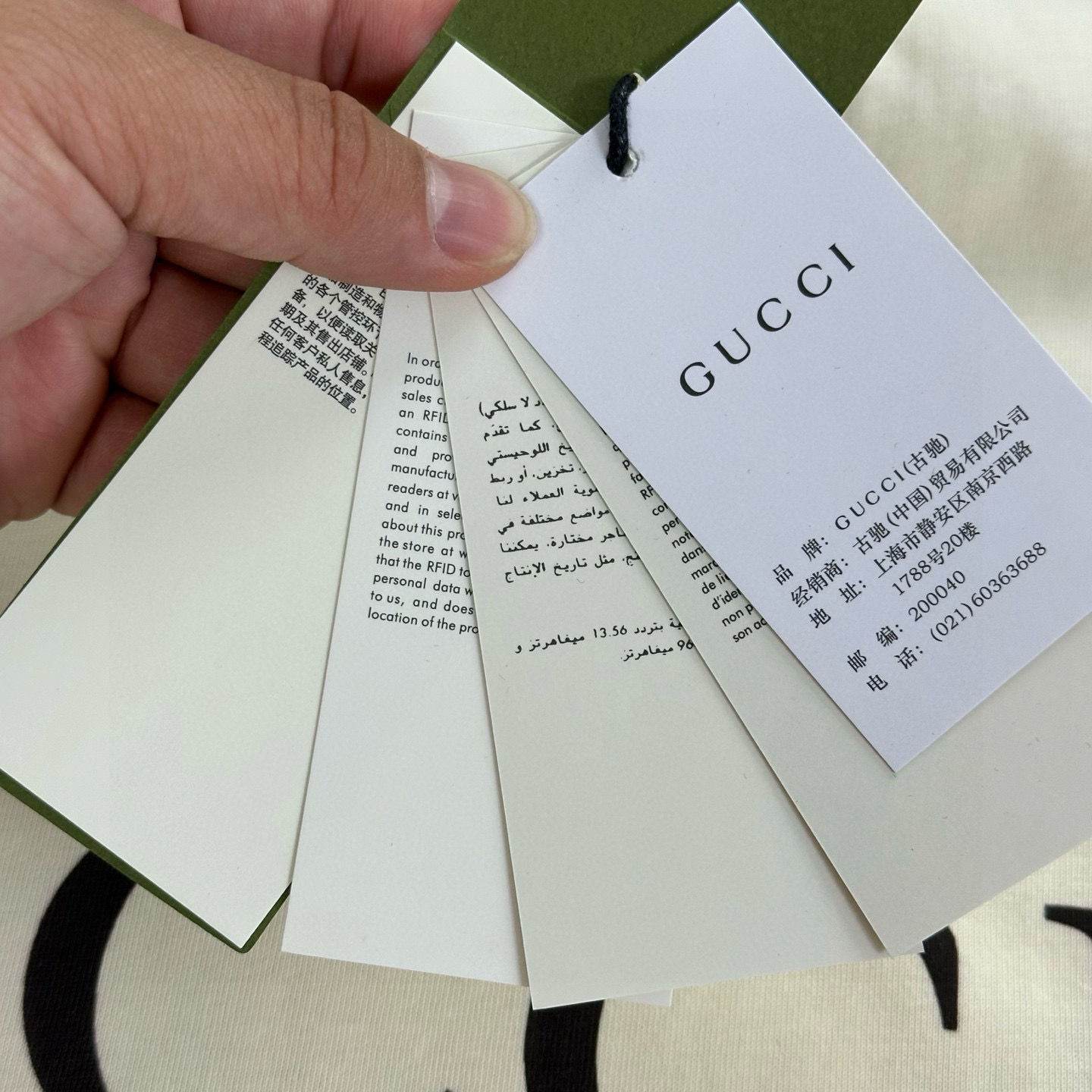 💰90
Gucci 2025夏季GUCCI古驰音乐小猫图案logo印花休闲情侣短袖T恤|340
✨【面料升级 品质触手可及】
严选客供定制针织100%纯棉面料,触感细腻亲肤,高克重打造厚实挺括质感。采用高密度机织工艺,如云朵般柔软蓬松,却不失紧致有型,上身瞬间提升穿搭档次,单穿内搭都能轻松驾驭,彰显非凡格调。
✨【设计亮点 细节见真章】
低调奢华的无感印花设计,将Gucci品牌的精致与高级感完美诠释。宽松版型剪裁,巧妙修饰身形,遮肉显瘦又随性,包容性极强,各种身材都能穿出独特魅力。
📏【精准尺码 轻松选码】
尺码:S-XL
S码:胸围108cm,衣长70cm,肩宽50cm,袖长61cm,建议体重80 - 120斤
M码:胸围112cm,衣长72cm,肩宽52cm,袖长62cm,建议体重120 - 145斤
L码:胸围116cm,衣长74cm,肩宽54cm,袖长63cm,建议体重140 - 165斤
XL码:胸围120cm,衣长76cm,肩宽56cm,袖长64cm,建议体重160 - 190斤
客服小志175cm,80kg,试穿L码宽松。手工测量误差1 - 3cm,以实际衣物为准。
🎨【优雅配色 百搭出众】
颜色:杏色
自带高级滤镜,简约而不失时尚感,轻松搭配各种风格服饰,是打造夏日氛围感造型的绝佳单品!
💡无论是休闲出街、约会聚会,还是日常通勤,这款Gucci高克重短袖都能让你轻松成为人群焦点,时尚与舒适兼备,心动不如行动!