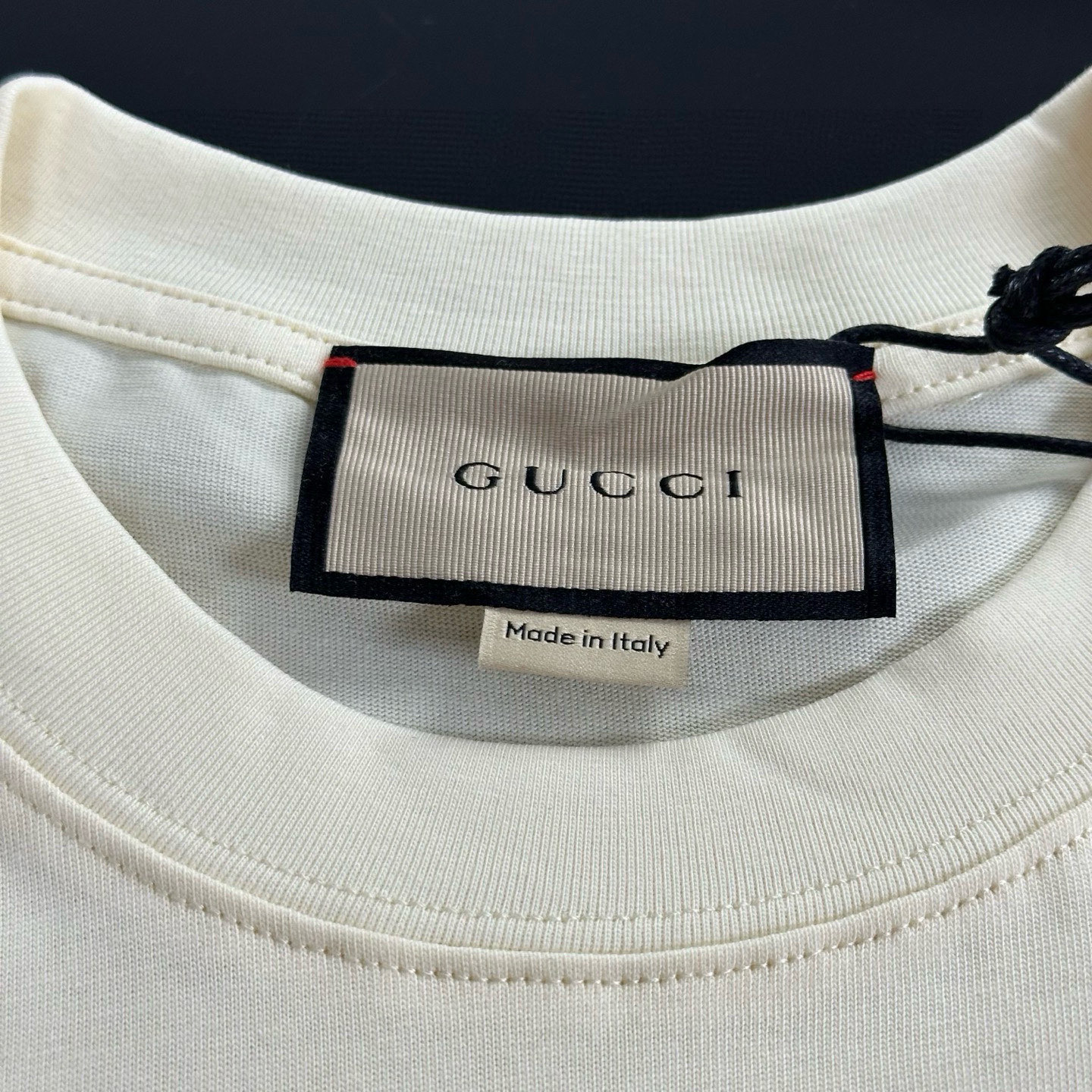 💰90
Gucci 2025夏季GUCCI古驰音乐小猫图案logo印花休闲情侣短袖T恤|340
✨【面料升级 品质触手可及】
严选客供定制针织100%纯棉面料,触感细腻亲肤,高克重打造厚实挺括质感。采用高密度机织工艺,如云朵般柔软蓬松,却不失紧致有型,上身瞬间提升穿搭档次,单穿内搭都能轻松驾驭,彰显非凡格调。
✨【设计亮点 细节见真章】
低调奢华的无感印花设计,将Gucci品牌的精致与高级感完美诠释。宽松版型剪裁,巧妙修饰身形,遮肉显瘦又随性,包容性极强,各种身材都能穿出独特魅力。
📏【精准尺码 轻松选码】
尺码:S-XL
S码:胸围108cm,衣长70cm,肩宽50cm,袖长61cm,建议体重80 - 120斤
M码:胸围112cm,衣长72cm,肩宽52cm,袖长62cm,建议体重120 - 145斤
L码:胸围116cm,衣长74cm,肩宽54cm,袖长63cm,建议体重140 - 165斤
XL码:胸围120cm,衣长76cm,肩宽56cm,袖长64cm,建议体重160 - 190斤
客服小志175cm,80kg,试穿L码宽松。手工测量误差1 - 3cm,以实际衣物为准。
🎨【优雅配色 百搭出众】
颜色:杏色
自带高级滤镜,简约而不失时尚感,轻松搭配各种风格服饰,是打造夏日氛围感造型的绝佳单品!
💡无论是休闲出街、约会聚会,还是日常通勤,这款Gucci高克重短袖都能让你轻松成为人群焦点,时尚与舒适兼备,心动不如行动!