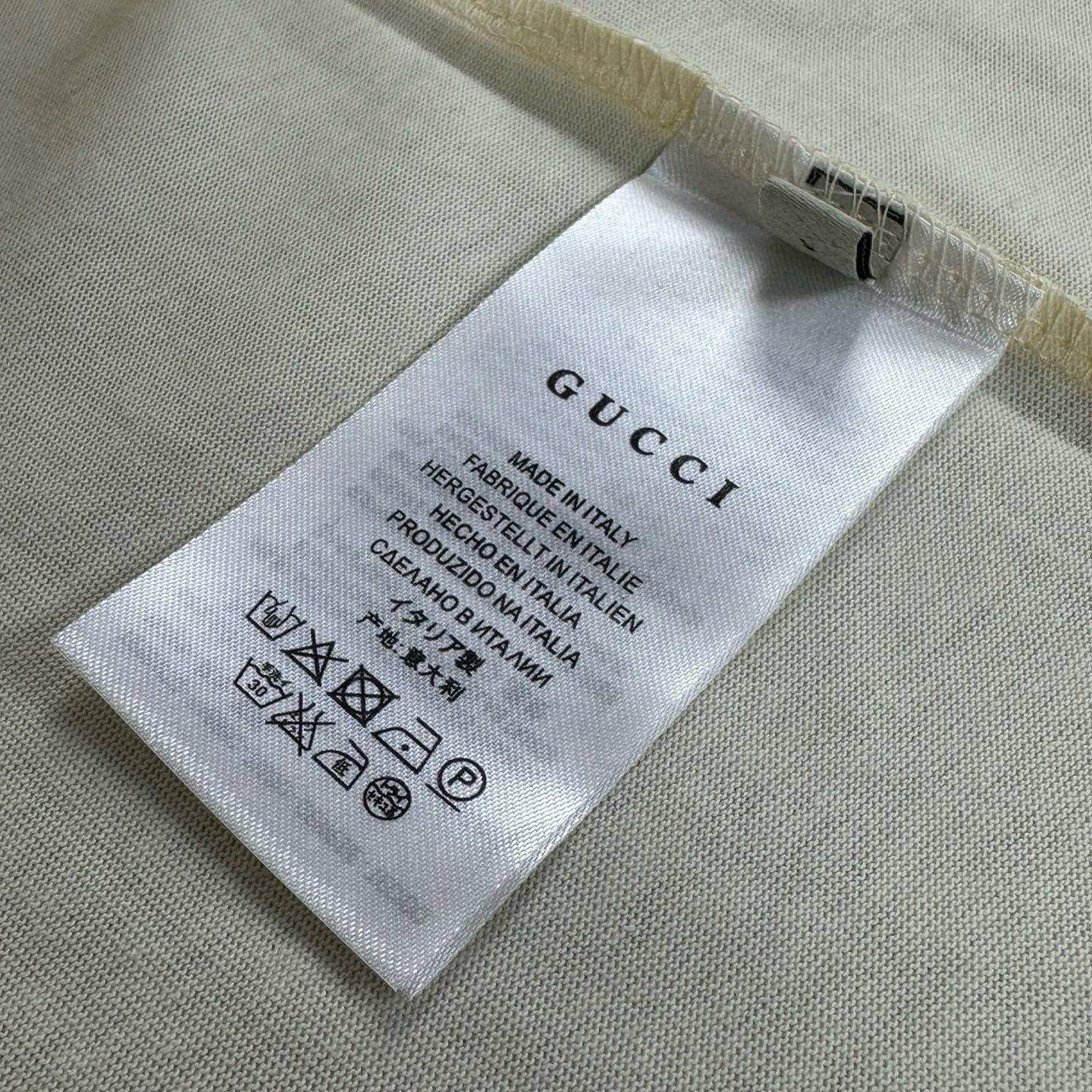 💰90
Gucci 2025夏季GUCCI古驰音乐小猫图案logo印花休闲情侣短袖T恤|340
✨【面料升级 品质触手可及】
严选客供定制针织100%纯棉面料,触感细腻亲肤,高克重打造厚实挺括质感。采用高密度机织工艺,如云朵般柔软蓬松,却不失紧致有型,上身瞬间提升穿搭档次,单穿内搭都能轻松驾驭,彰显非凡格调。
✨【设计亮点 细节见真章】
低调奢华的无感印花设计,将Gucci品牌的精致与高级感完美诠释。宽松版型剪裁,巧妙修饰身形,遮肉显瘦又随性,包容性极强,各种身材都能穿出独特魅力。
📏【精准尺码 轻松选码】
尺码:S-XL
S码:胸围108cm,衣长70cm,肩宽50cm,袖长61cm,建议体重80 - 120斤
M码:胸围112cm,衣长72cm,肩宽52cm,袖长62cm,建议体重120 - 145斤
L码:胸围116cm,衣长74cm,肩宽54cm,袖长63cm,建议体重140 - 165斤
XL码:胸围120cm,衣长76cm,肩宽56cm,袖长64cm,建议体重160 - 190斤
客服小志175cm,80kg,试穿L码宽松。手工测量误差1 - 3cm,以实际衣物为准。
🎨【优雅配色 百搭出众】
颜色:杏色
自带高级滤镜,简约而不失时尚感,轻松搭配各种风格服饰,是打造夏日氛围感造型的绝佳单品!
💡无论是休闲出街、约会聚会,还是日常通勤,这款Gucci高克重短袖都能让你轻松成为人群焦点,时尚与舒适兼备,心动不如行动!
