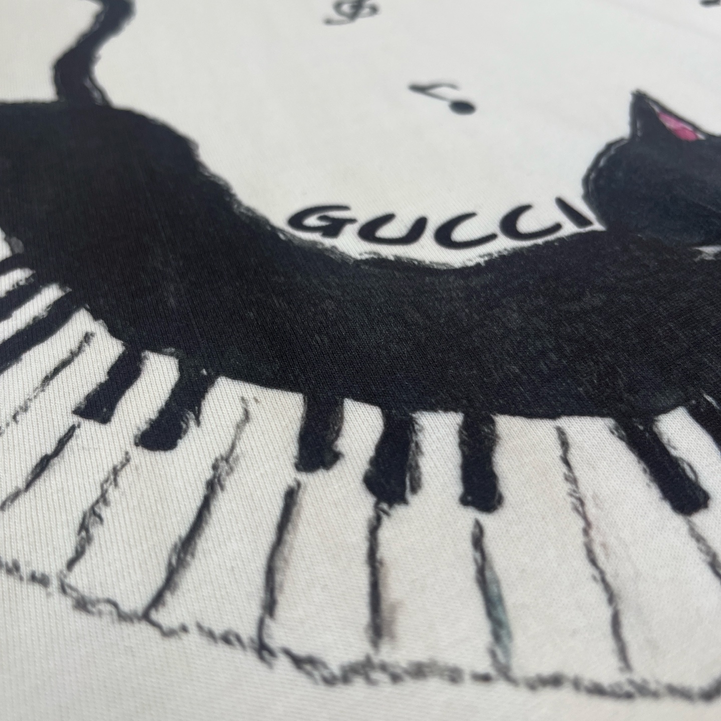 💰90
Gucci 2025夏季GUCCI古驰音乐小猫图案logo印花休闲情侣短袖T恤|340
✨【面料升级 品质触手可及】
严选客供定制针织100%纯棉面料,触感细腻亲肤,高克重打造厚实挺括质感。采用高密度机织工艺,如云朵般柔软蓬松,却不失紧致有型,上身瞬间提升穿搭档次,单穿内搭都能轻松驾驭,彰显非凡格调。
✨【设计亮点 细节见真章】
低调奢华的无感印花设计,将Gucci品牌的精致与高级感完美诠释。宽松版型剪裁,巧妙修饰身形,遮肉显瘦又随性,包容性极强,各种身材都能穿出独特魅力。
📏【精准尺码 轻松选码】
尺码:S-XL
S码:胸围108cm,衣长70cm,肩宽50cm,袖长61cm,建议体重80 - 120斤
M码:胸围112cm,衣长72cm,肩宽52cm,袖长62cm,建议体重120 - 145斤
L码:胸围116cm,衣长74cm,肩宽54cm,袖长63cm,建议体重140 - 165斤
XL码:胸围120cm,衣长76cm,肩宽56cm,袖长64cm,建议体重160 - 190斤
客服小志175cm,80kg,试穿L码宽松。手工测量误差1 - 3cm,以实际衣物为准。
🎨【优雅配色 百搭出众】
颜色:杏色
自带高级滤镜,简约而不失时尚感,轻松搭配各种风格服饰,是打造夏日氛围感造型的绝佳单品!
💡无论是休闲出街、约会聚会,还是日常通勤,这款Gucci高克重短袖都能让你轻松成为人群焦点,时尚与舒适兼备,心动不如行动!