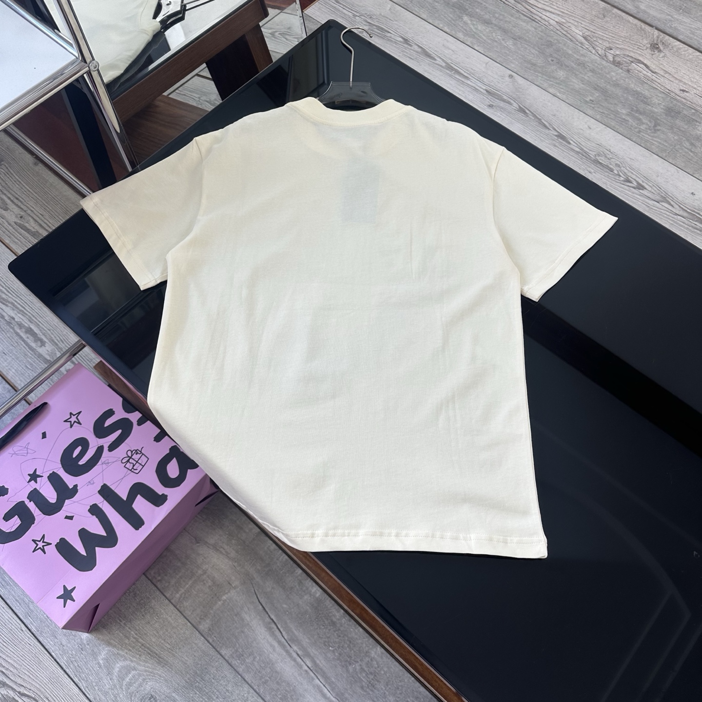 💰90
Gucci 2025夏季GUCCI古驰音乐小猫图案logo印花休闲情侣短袖T恤|340
✨【面料升级 品质触手可及】
严选客供定制针织100%纯棉面料,触感细腻亲肤,高克重打造厚实挺括质感。采用高密度机织工艺,如云朵般柔软蓬松,却不失紧致有型,上身瞬间提升穿搭档次,单穿内搭都能轻松驾驭,彰显非凡格调。
✨【设计亮点 细节见真章】
低调奢华的无感印花设计,将Gucci品牌的精致与高级感完美诠释。宽松版型剪裁,巧妙修饰身形,遮肉显瘦又随性,包容性极强,各种身材都能穿出独特魅力。
📏【精准尺码 轻松选码】
尺码:S-XL
S码:胸围108cm,衣长70cm,肩宽50cm,袖长61cm,建议体重80 - 120斤
M码:胸围112cm,衣长72cm,肩宽52cm,袖长62cm,建议体重120 - 145斤
L码:胸围116cm,衣长74cm,肩宽54cm,袖长63cm,建议体重140 - 165斤
XL码:胸围120cm,衣长76cm,肩宽56cm,袖长64cm,建议体重160 - 190斤
客服小志175cm,80kg,试穿L码宽松。手工测量误差1 - 3cm,以实际衣物为准。
🎨【优雅配色 百搭出众】
颜色:杏色
自带高级滤镜,简约而不失时尚感,轻松搭配各种风格服饰,是打造夏日氛围感造型的绝佳单品!
💡无论是休闲出街、约会聚会,还是日常通勤,这款Gucci高克重短袖都能让你轻松成为人群焦点,时尚与舒适兼备,心动不如行动!