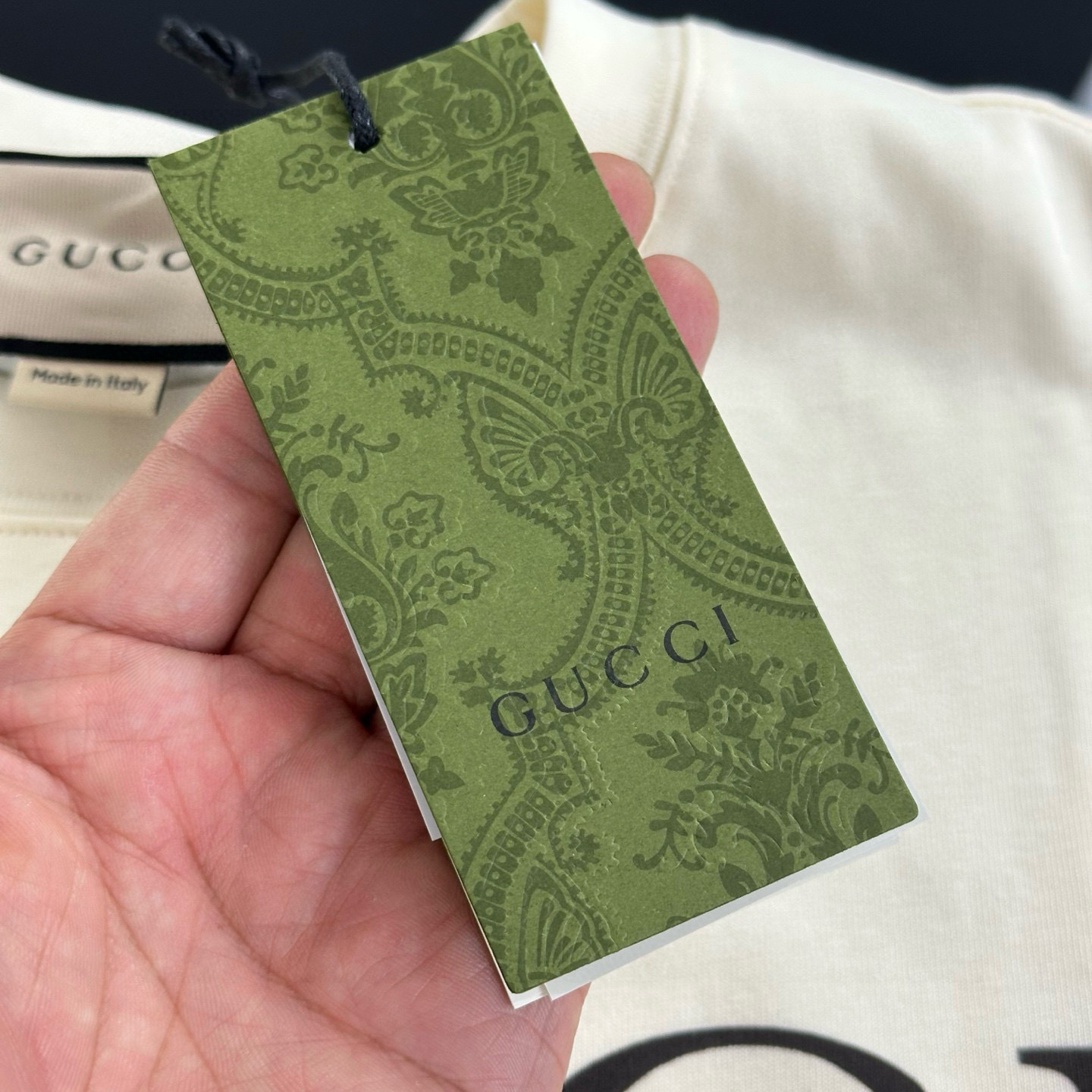 💰90
Gucci 2025夏季GUCCI古驰音乐小猫图案logo印花休闲情侣短袖T恤|340
✨【面料升级 品质触手可及】
严选客供定制针织100%纯棉面料,触感细腻亲肤,高克重打造厚实挺括质感。采用高密度机织工艺,如云朵般柔软蓬松,却不失紧致有型,上身瞬间提升穿搭档次,单穿内搭都能轻松驾驭,彰显非凡格调。
✨【设计亮点 细节见真章】
低调奢华的无感印花设计,将Gucci品牌的精致与高级感完美诠释。宽松版型剪裁,巧妙修饰身形,遮肉显瘦又随性,包容性极强,各种身材都能穿出独特魅力。
📏【精准尺码 轻松选码】
尺码:S-XL
S码:胸围108cm,衣长70cm,肩宽50cm,袖长61cm,建议体重80 - 120斤
M码:胸围112cm,衣长72cm,肩宽52cm,袖长62cm,建议体重120 - 145斤
L码:胸围116cm,衣长74cm,肩宽54cm,袖长63cm,建议体重140 - 165斤
XL码:胸围120cm,衣长76cm,肩宽56cm,袖长64cm,建议体重160 - 190斤
客服小志175cm,80kg,试穿L码宽松。手工测量误差1 - 3cm,以实际衣物为准。
🎨【优雅配色 百搭出众】
颜色:杏色
自带高级滤镜,简约而不失时尚感,轻松搭配各种风格服饰,是打造夏日氛围感造型的绝佳单品!
💡无论是休闲出街、约会聚会,还是日常通勤,这款Gucci高克重短袖都能让你轻松成为人群焦点,时尚与舒适兼备,心动不如行动!