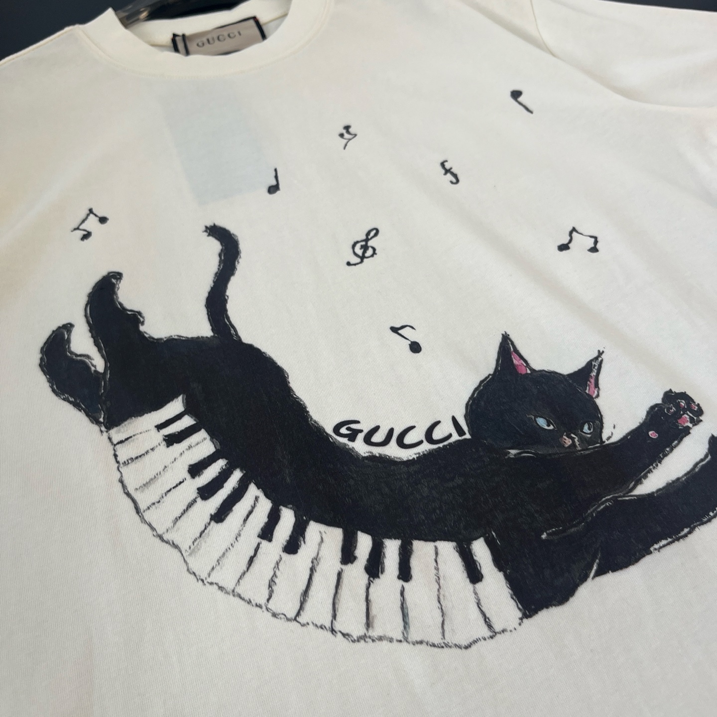 💰90
Gucci 2025夏季GUCCI古驰音乐小猫图案logo印花休闲情侣短袖T恤|340
✨【面料升级 品质触手可及】
严选客供定制针织100%纯棉面料,触感细腻亲肤,高克重打造厚实挺括质感。采用高密度机织工艺,如云朵般柔软蓬松,却不失紧致有型,上身瞬间提升穿搭档次,单穿内搭都能轻松驾驭,彰显非凡格调。
✨【设计亮点 细节见真章】
低调奢华的无感印花设计,将Gucci品牌的精致与高级感完美诠释。宽松版型剪裁,巧妙修饰身形,遮肉显瘦又随性,包容性极强,各种身材都能穿出独特魅力。
📏【精准尺码 轻松选码】
尺码:S-XL
S码:胸围108cm,衣长70cm,肩宽50cm,袖长61cm,建议体重80 - 120斤
M码:胸围112cm,衣长72cm,肩宽52cm,袖长62cm,建议体重120 - 145斤
L码:胸围116cm,衣长74cm,肩宽54cm,袖长63cm,建议体重140 - 165斤
XL码:胸围120cm,衣长76cm,肩宽56cm,袖长64cm,建议体重160 - 190斤
客服小志175cm,80kg,试穿L码宽松。手工测量误差1 - 3cm,以实际衣物为准。
🎨【优雅配色 百搭出众】
颜色:杏色
自带高级滤镜,简约而不失时尚感,轻松搭配各种风格服饰,是打造夏日氛围感造型的绝佳单品!
💡无论是休闲出街、约会聚会,还是日常通勤,这款Gucci高克重短袖都能让你轻松成为人群焦点,时尚与舒适兼备,心动不如行动!