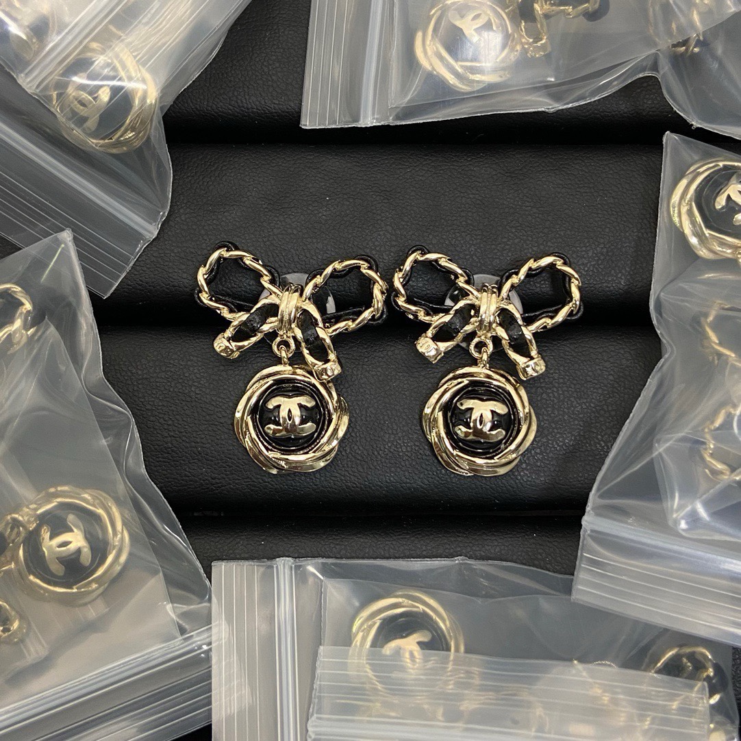 Chanel 香奶奶蝴蝶结黑金耳钉