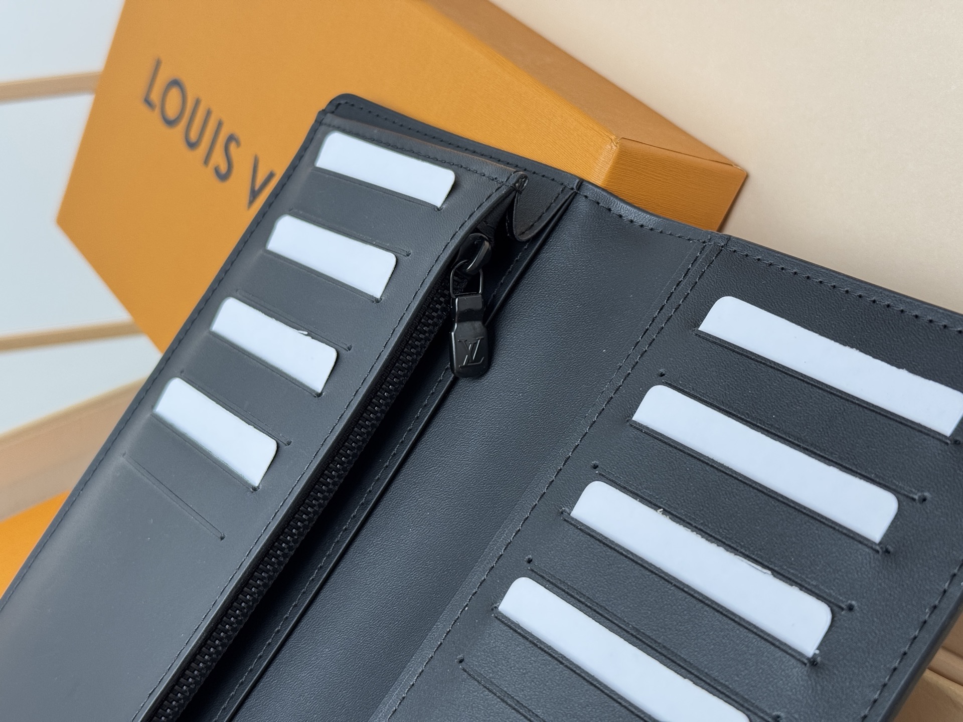 Louis Vuitton 以 为傲的路易威登独家米莱吉姆皮革 营造出永恒奢华的氛围的“Portefeuille Braza NM”
