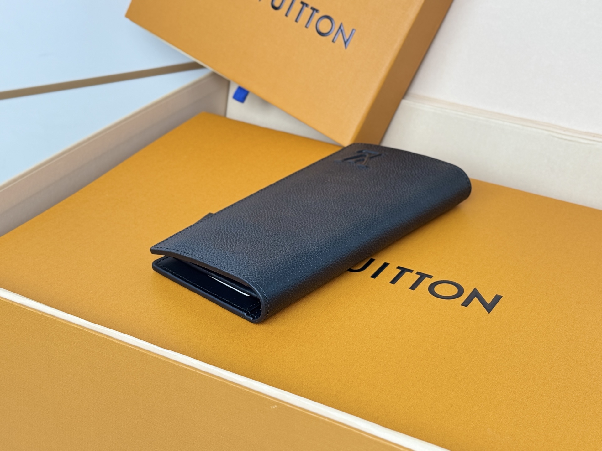 Louis Vuitton 以 为傲的路易威登独家米莱吉姆皮革 营造出永恒奢华的氛围的“Portefeuille Braza NM”