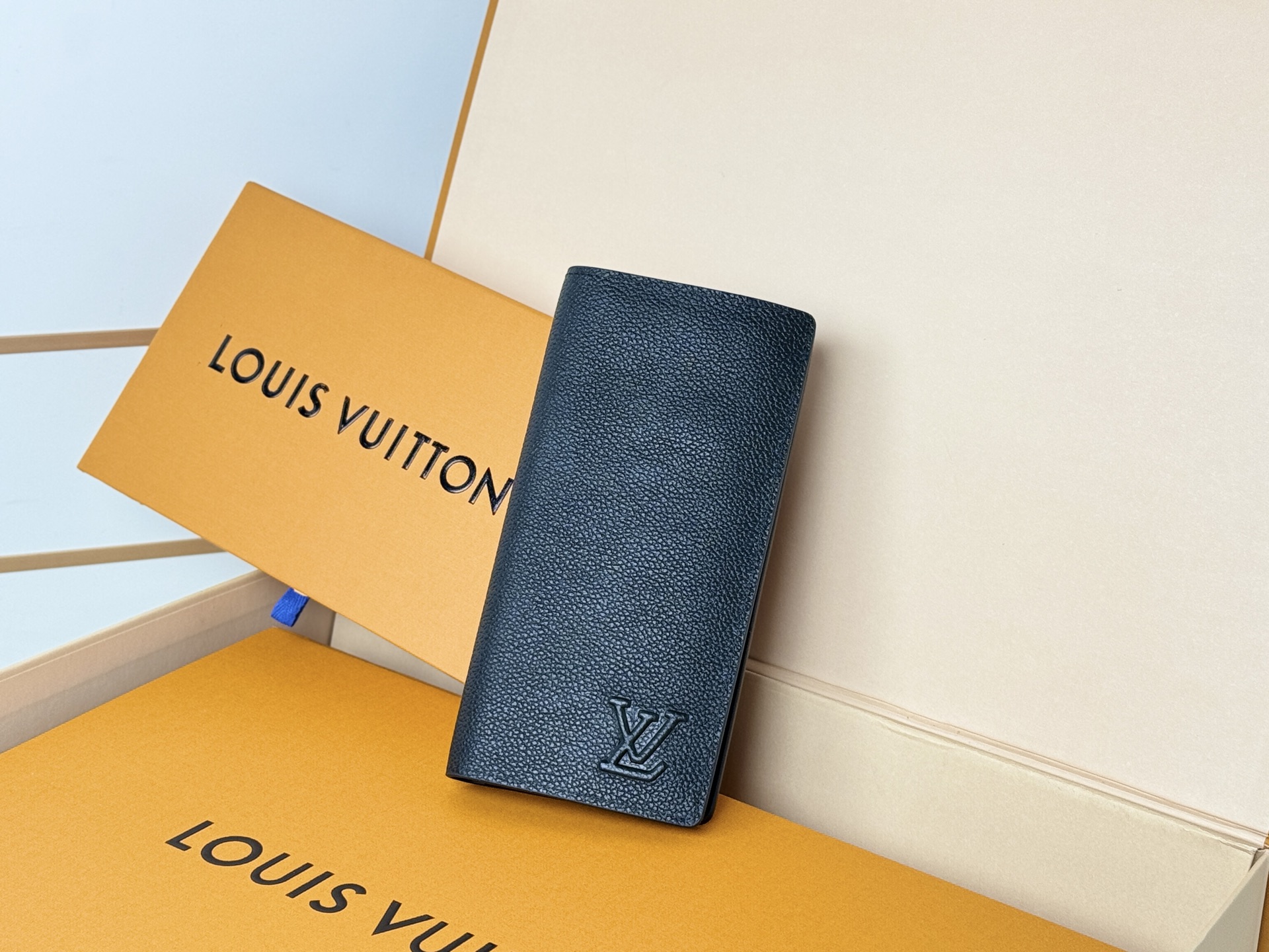 Louis Vuitton 以 为傲的路易威登独家米莱吉姆皮革 营造出永恒奢华的氛围的“Portefeuille Braza NM”