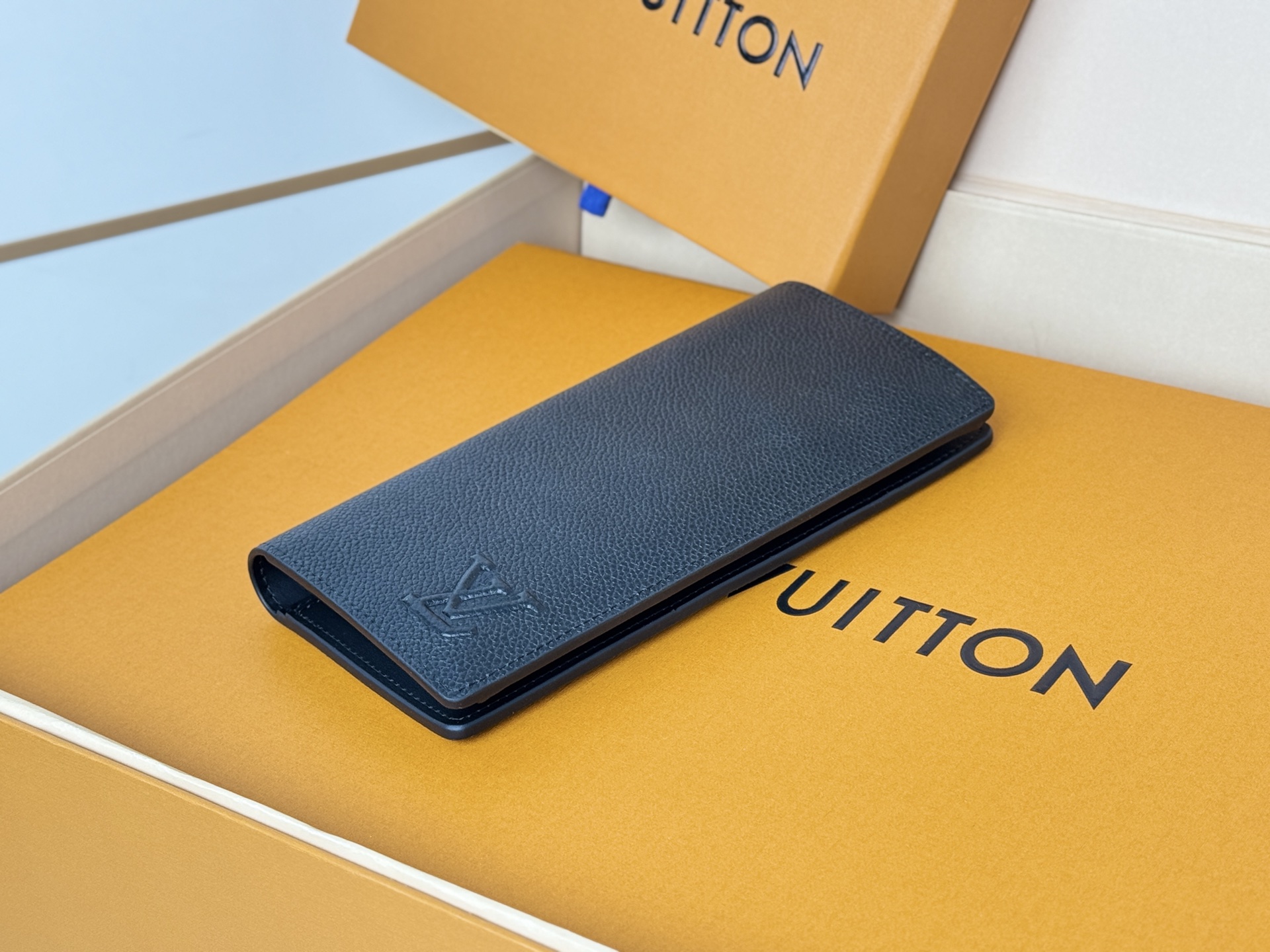 Louis Vuitton 以 为傲的路易威登独家米莱吉姆皮革 营造出永恒奢华的氛围的“Portefeuille Braza NM”