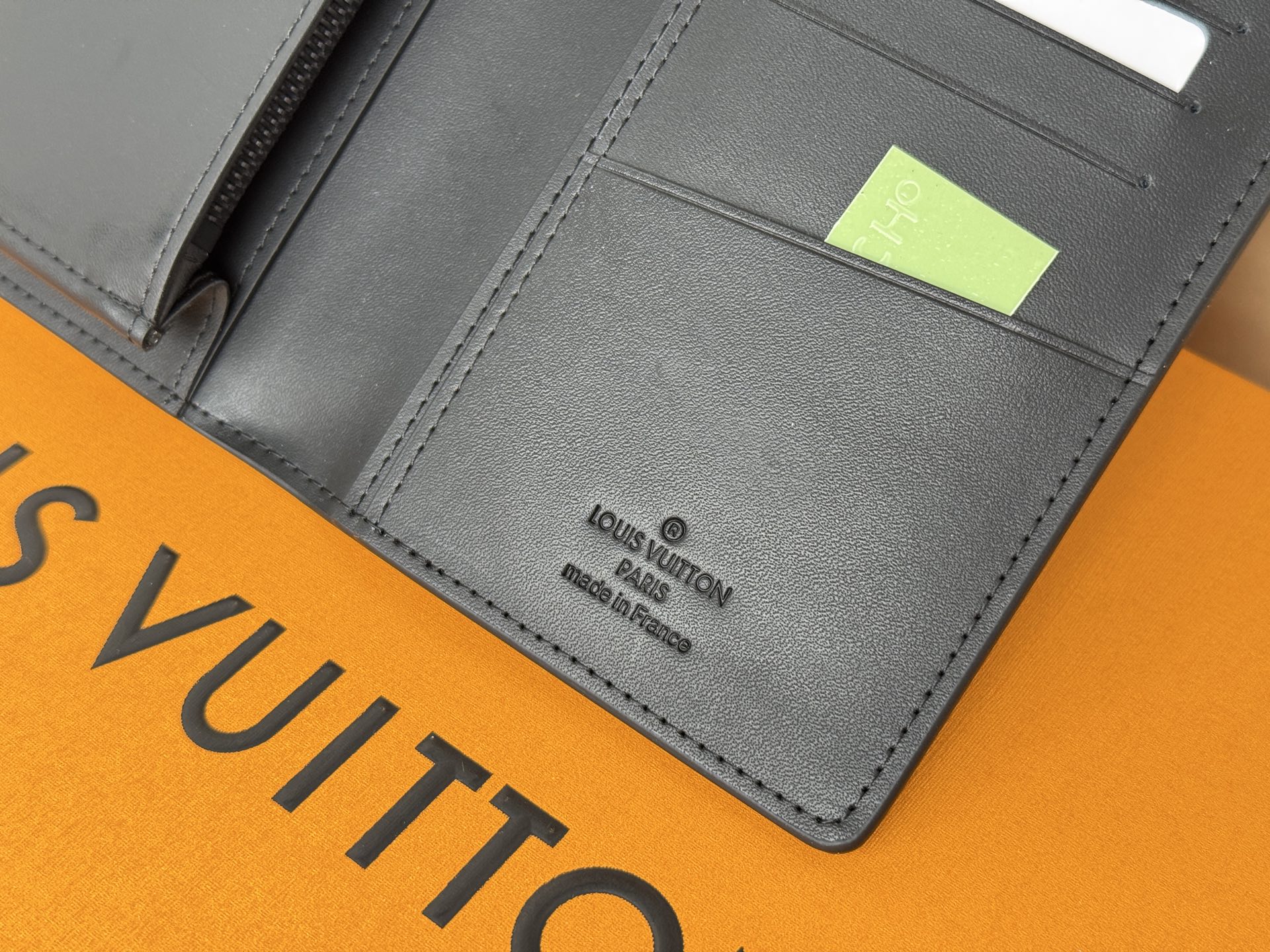 Louis Vuitton 以 为傲的路易威登独家米莱吉姆皮革 营造出永恒奢华的氛围的“Portefeuille Braza NM”