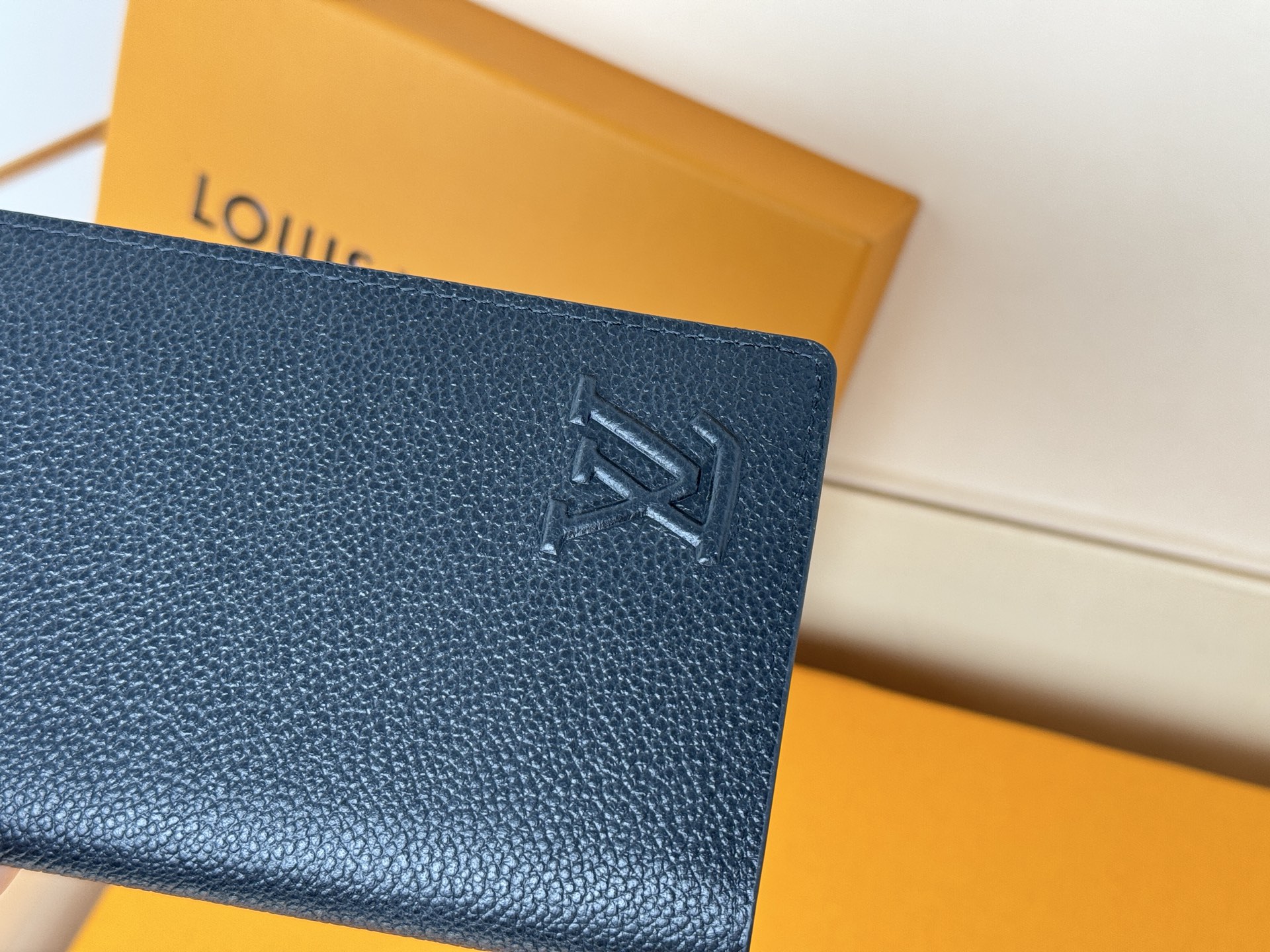 Louis Vuitton 以 为傲的路易威登独家米莱吉姆皮革 营造出永恒奢华的氛围的“Portefeuille Braza NM”