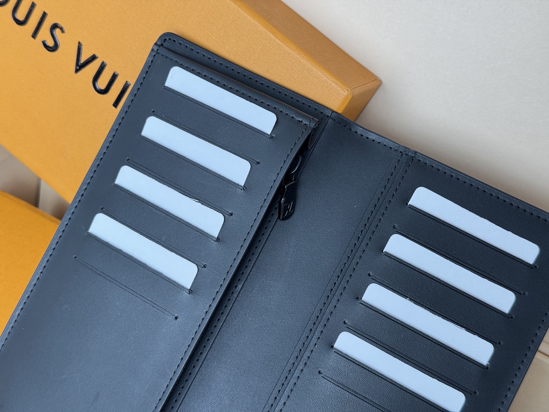Louis Vuitton 以 为傲的路易威登独家米莱吉姆皮革 营造出永恒奢华的氛围的“Portefeuille Braza NM”