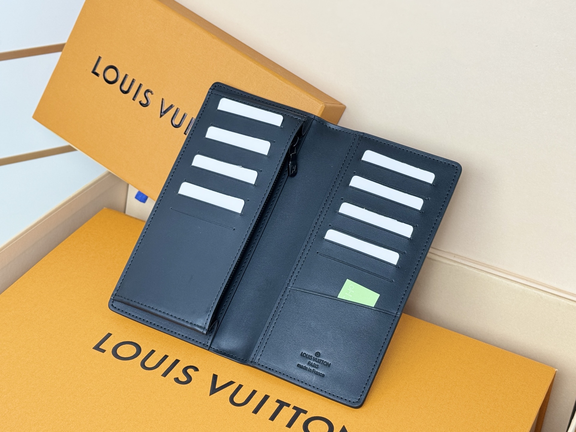 Louis Vuitton 以 为傲的路易威登独家米莱吉姆皮革 营造出永恒奢华的氛围的“Portefeuille Braza NM”