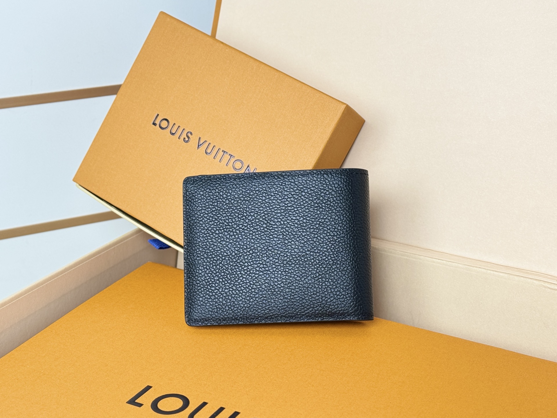 Louis Vuitton M83128短夹 黑色奢华的Millésime小牛皮使这个版本的路易威登纤细钱包成为超豪华的个人配件