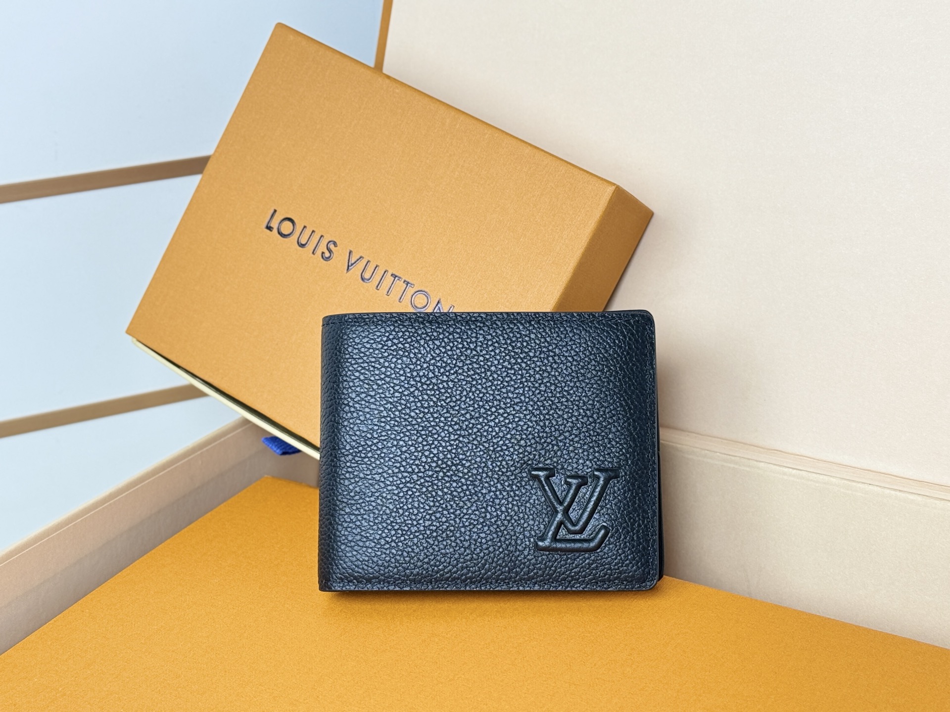 Louis Vuitton M83128短夹 黑色奢华的Millésime小牛皮使这个版本的路易威登纤细钱包成为超豪华的个人配件