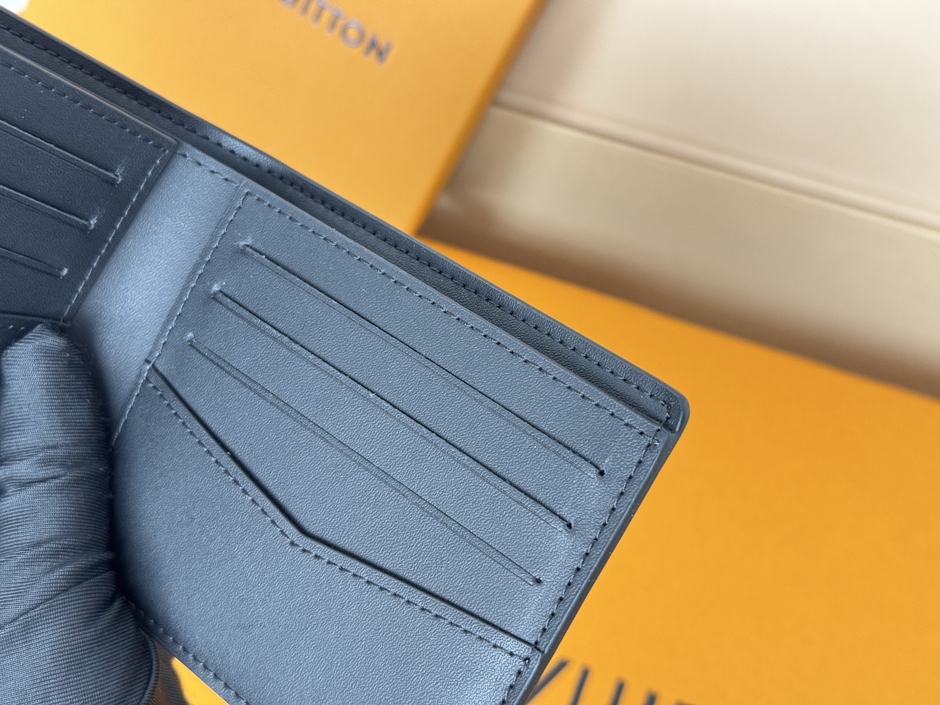 Louis Vuitton M83128短夹 黑色奢华的Millésime小牛皮使这个版本的路易威登纤细钱包成为超豪华的个人配件