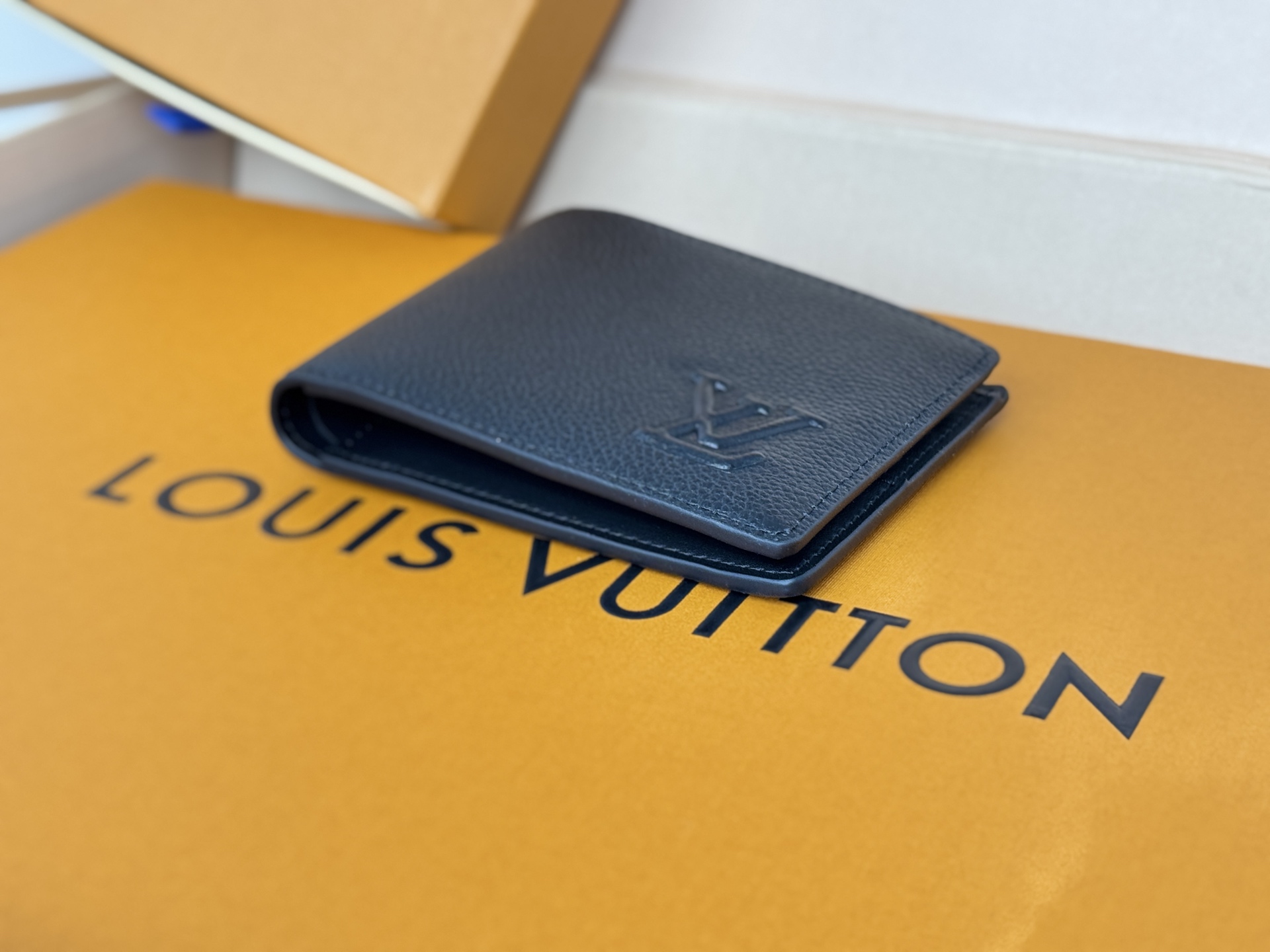 Louis Vuitton M83128短夹 黑色奢华的Millésime小牛皮使这个版本的路易威登纤细钱包成为超豪华的个人配件