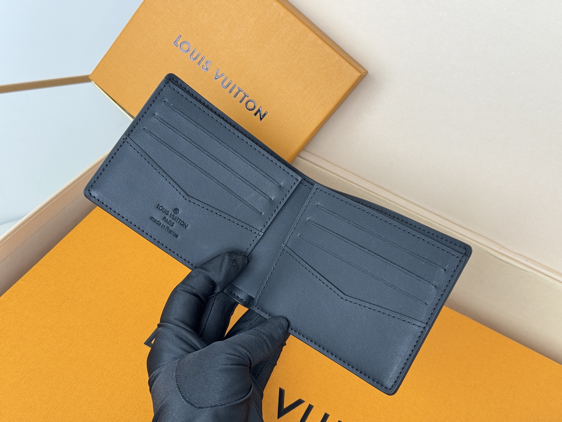 Louis Vuitton M83128短夹 黑色奢华的Millésime小牛皮使这个版本的路易威登纤细钱包成为超豪华的个人配件