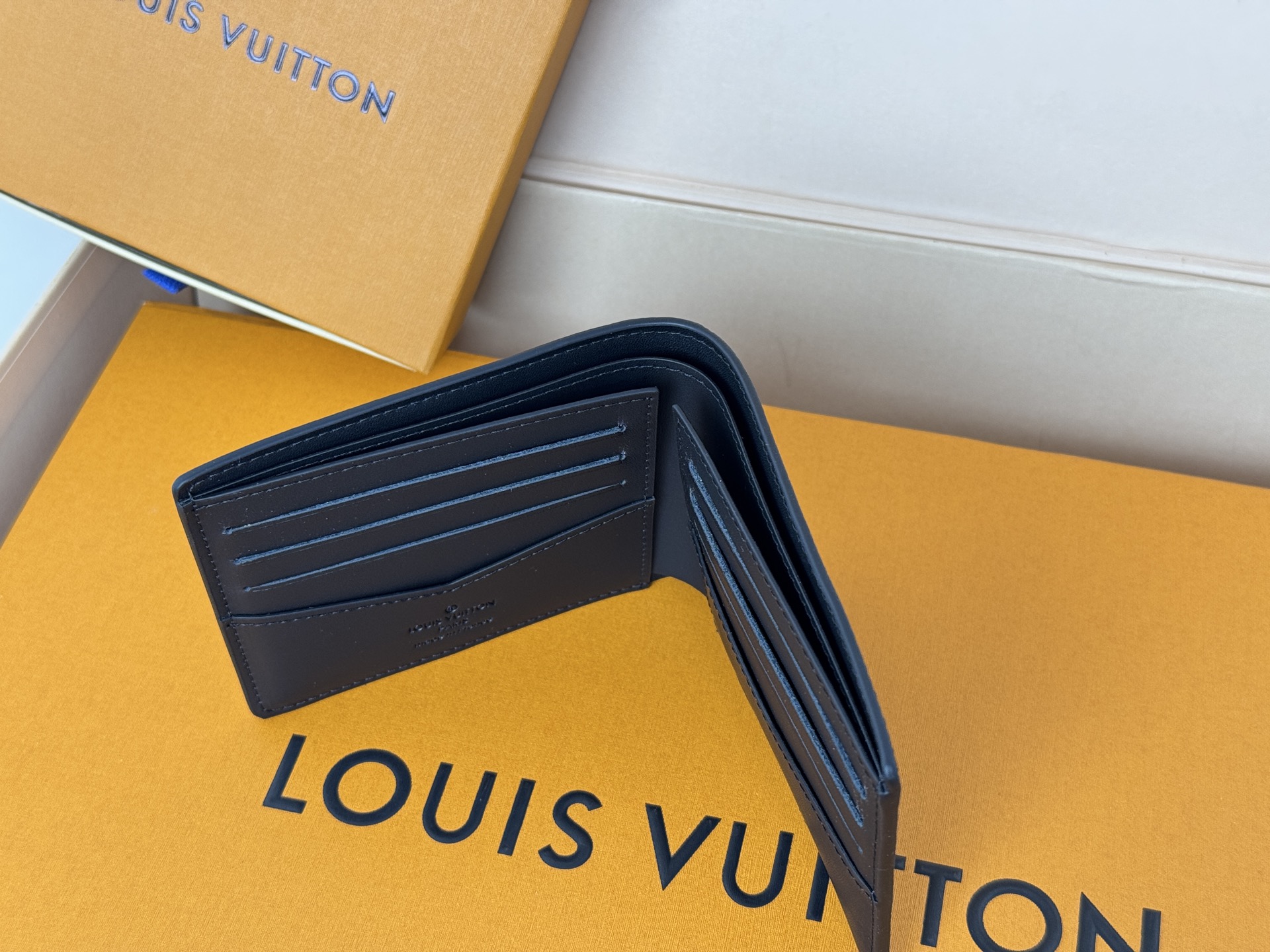 Louis Vuitton M83128短夹 黑色奢华的Millésime小牛皮使这个版本的路易威登纤细钱包成为超豪华的个人配件