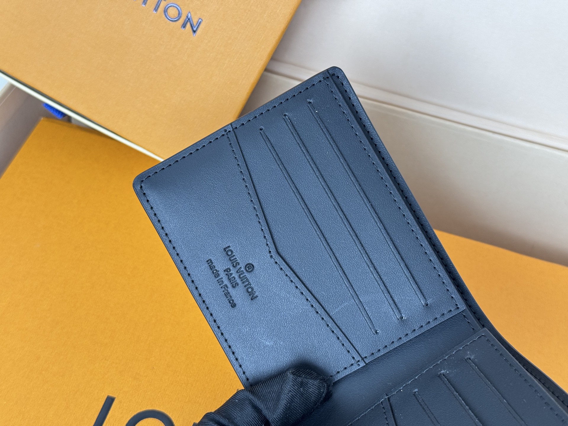 Louis Vuitton M83128短夹 黑色奢华的Millésime小牛皮使这个版本的路易威登纤细钱包成为超豪华的个人配件