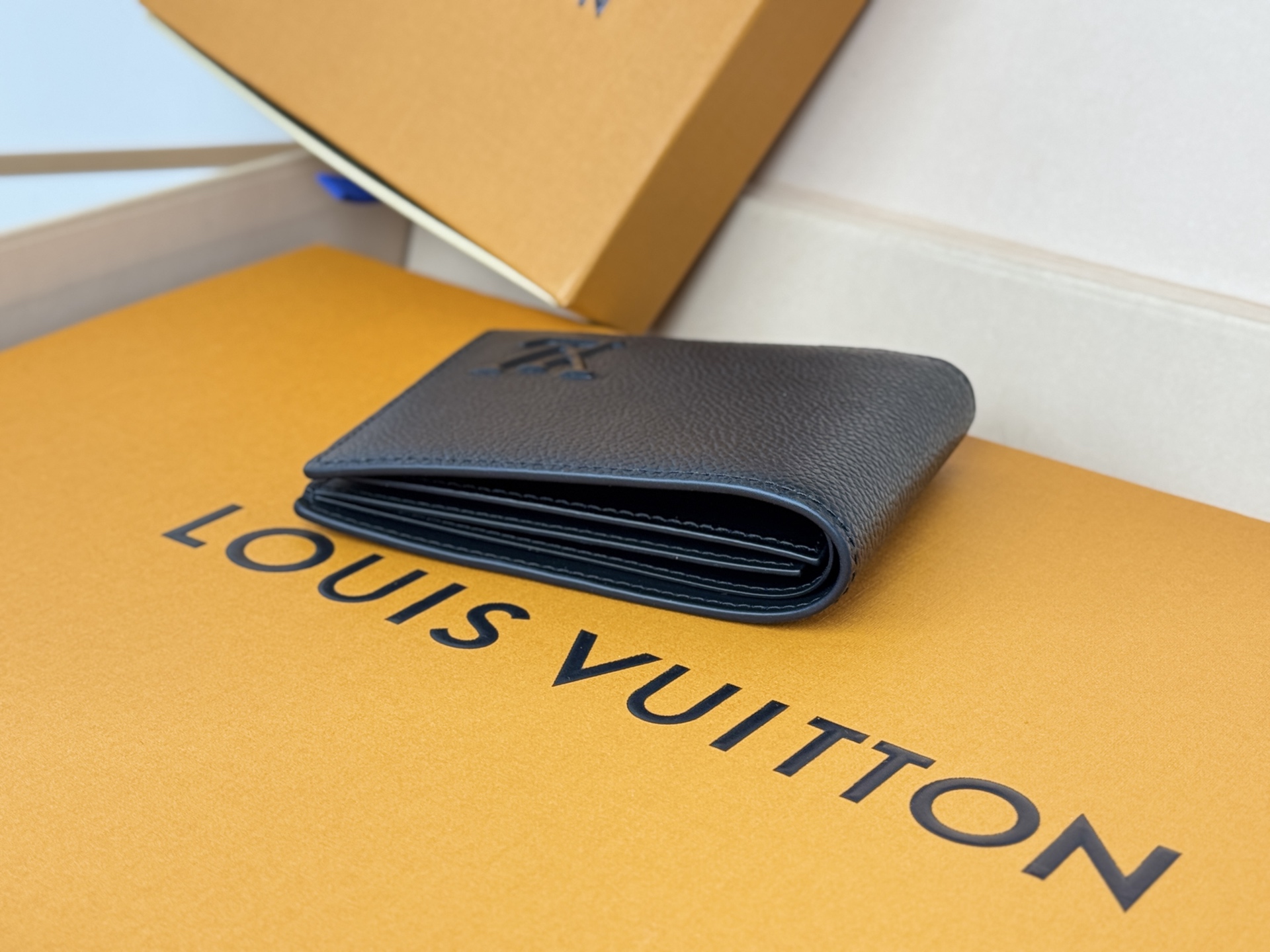 Louis Vuitton M83128短夹 黑色奢华的Millésime小牛皮使这个版本的路易威登纤细钱包成为超豪华的个人配件