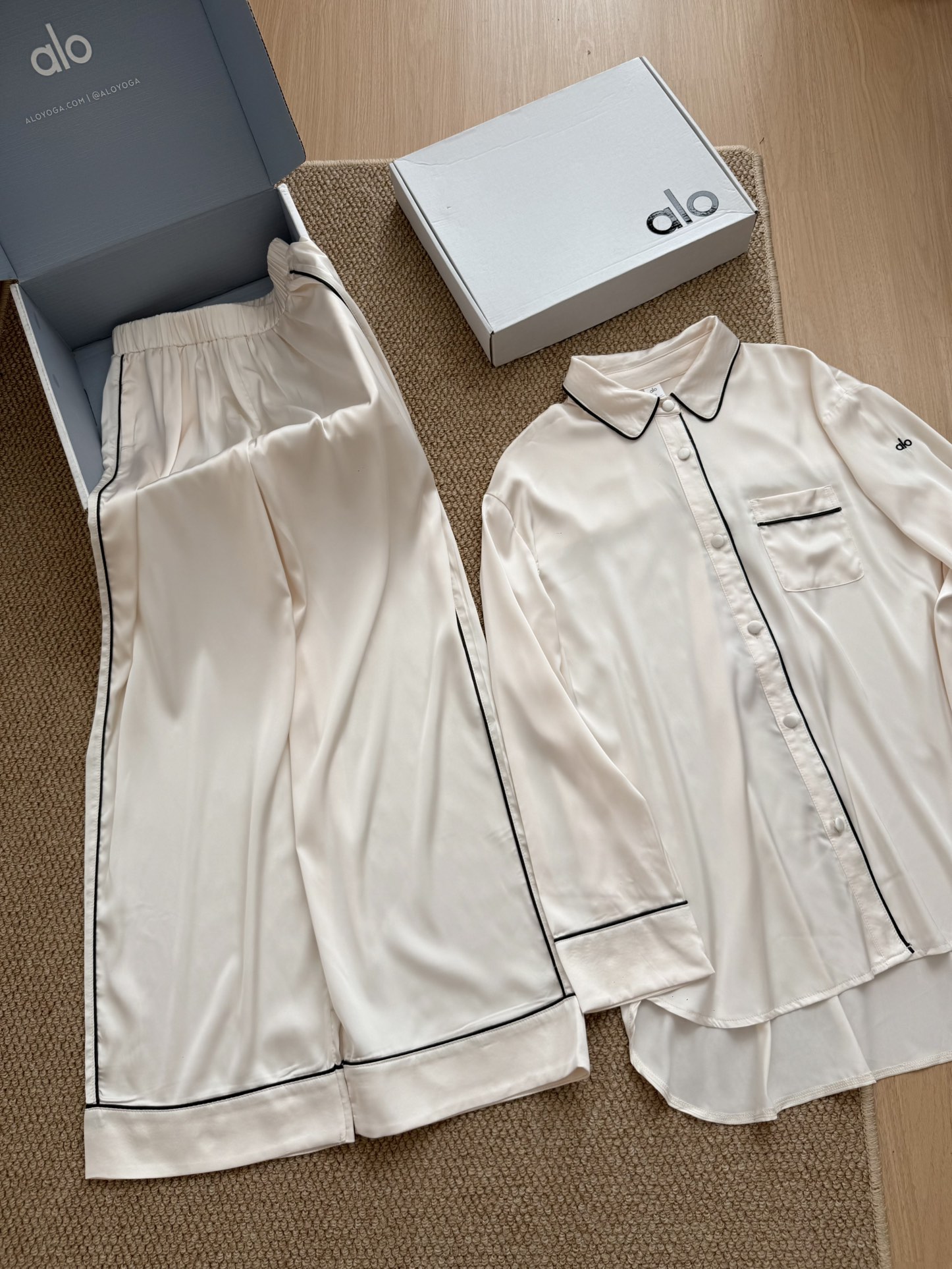P667 Silk Pyjamas: Comfortable and Cute One-Size-Fits-All Dress with Black and White Design