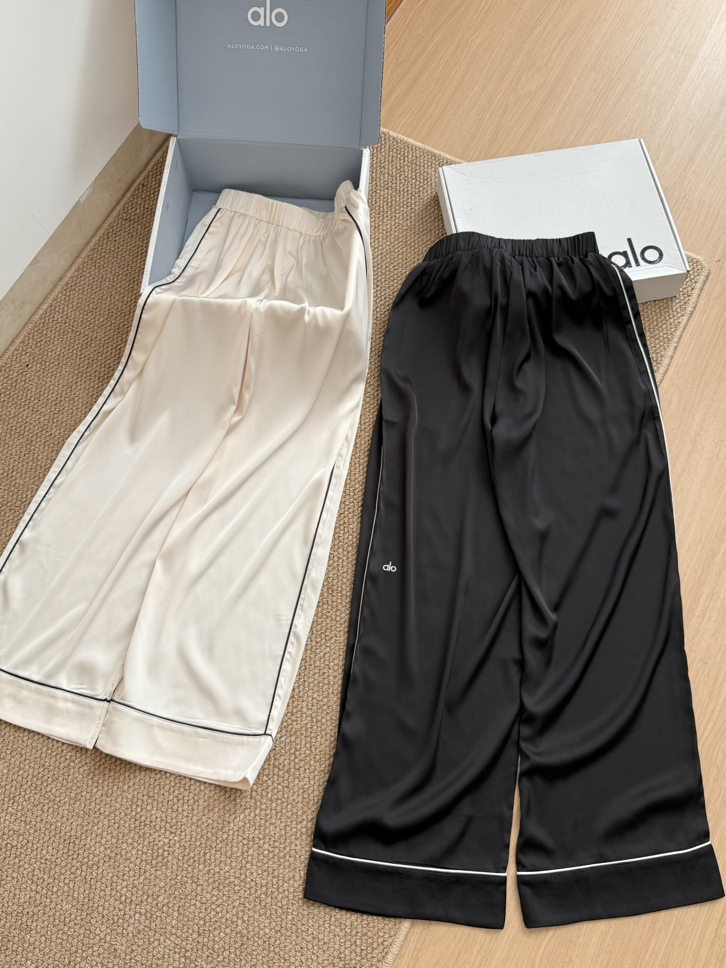 P667 Silk Pyjamas: Comfortable and Cute One-Size-Fits-All Dress with Black and White Design - 图片 2