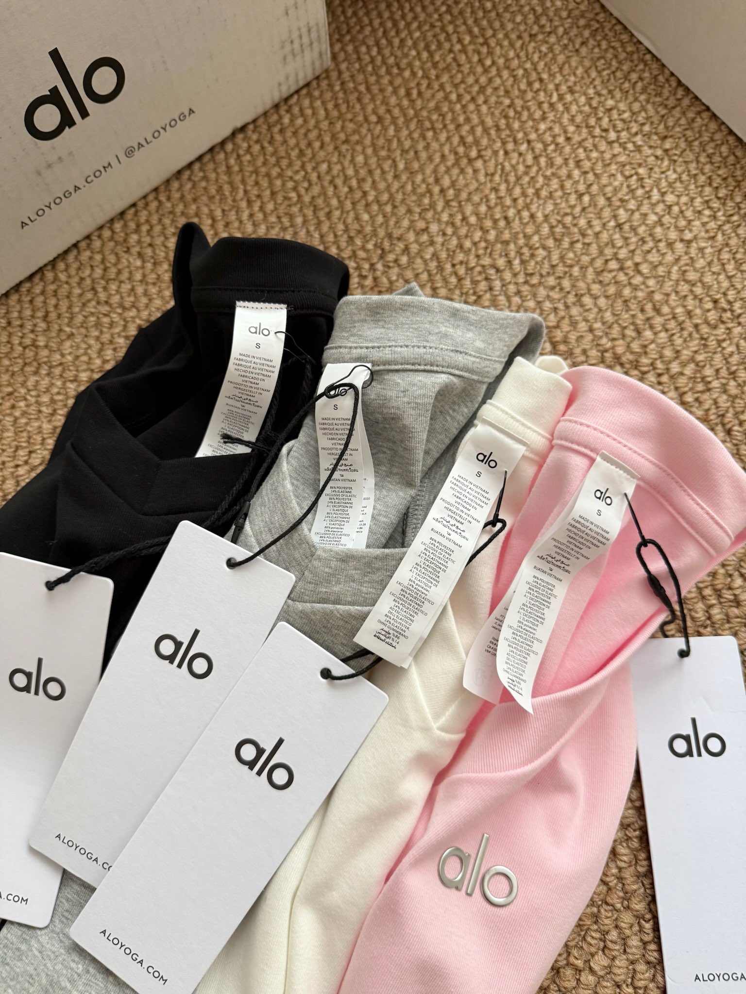 ALO Yoga Women's V-Neck Slim Fit T-Shirt - Black, Grey, White, Pink 8 i1744461230 5375 3