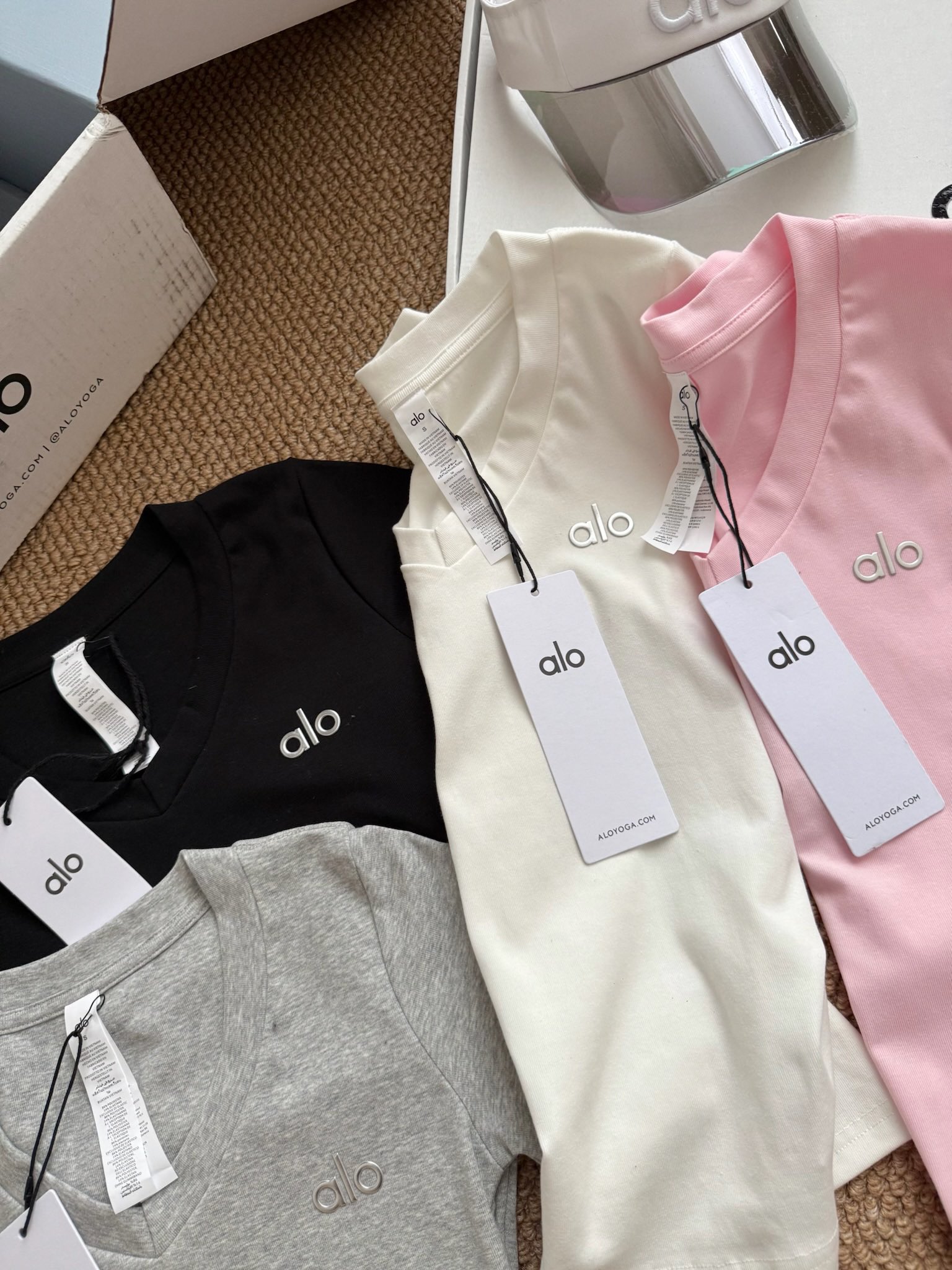 ALO Yoga Women's V-Neck Slim Fit T-Shirt - Black, Grey, White, Pink 6 i1744461230 8695 7