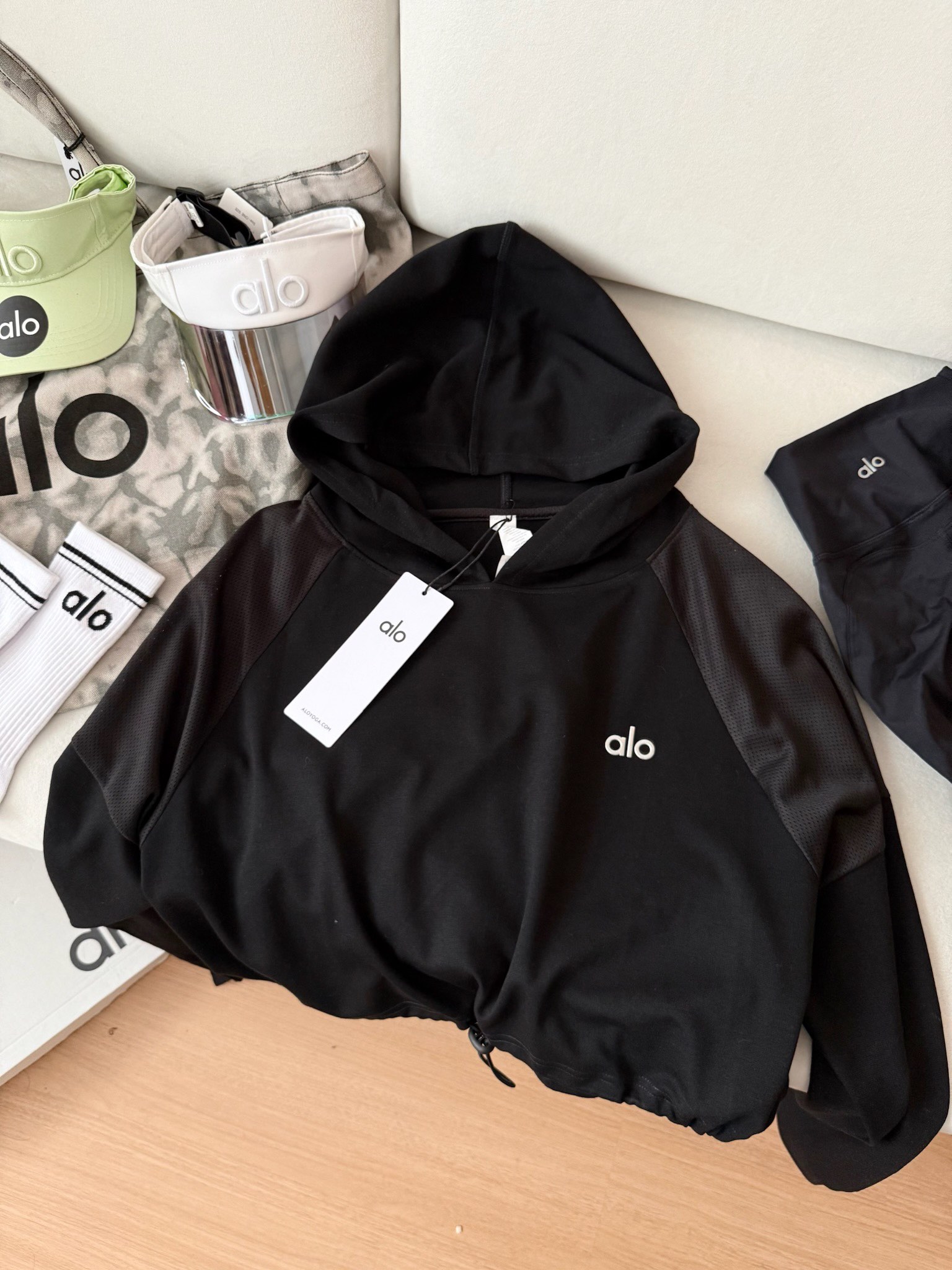 Review: Stylish Hooded Coat with Soft Fabric and Classic Design - 图片 4