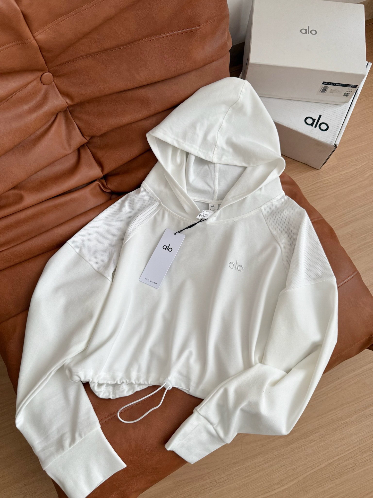 Review: Stylish Hooded Coat with Soft Fabric and Classic Design - 图片 2