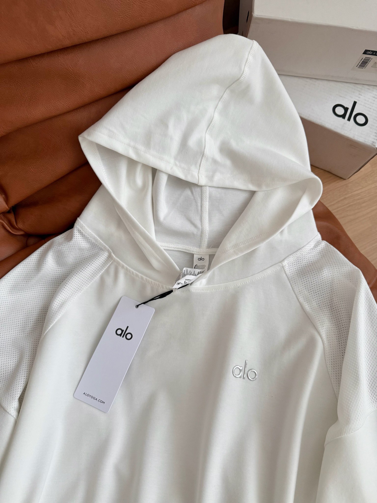 Review: Stylish Hooded Coat with Soft Fabric and Classic Design - 图片 3