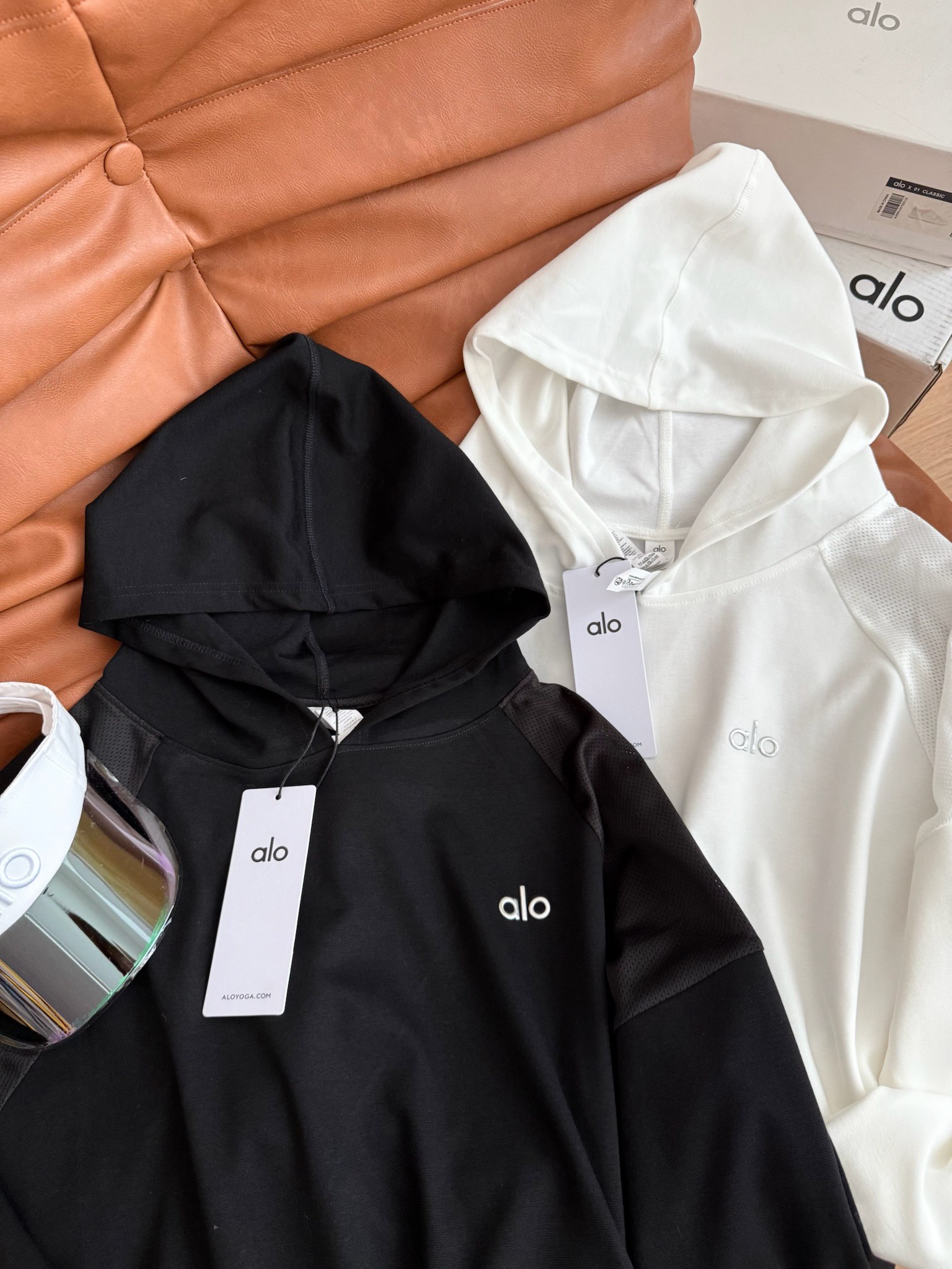 Review: Stylish Hooded Coat with Soft Fabric and Classic Design - 图片 6