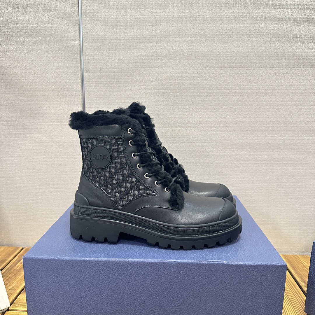 NO:612528,Dior | Dior's new autumn and winter models, the top version, the counter's flagship new wool boots, new hard goods, purchasing agent level!  Full of high-end feel!  A popular model among bloggers at home and abroad, it’s retro and fashionable, and your feet look stunning!  Official website main recommendation★ ━━━━━ t ━━━━━ Original calfskin upper + embroidered fabric Lining: Imported real wool lining Original non-slip and wear-resistant outsole Shoe size: 35-39 (40, 41 customization is not returnable), boots, dior, dior, boots, cowhide19860909Dior | 迪奥  秋冬新款 顶级版本 专柜主打新款羊毛靴 硬货上新 代购级别！高级感十足！国内外博主刷爆的一款,复古又时髦 上脚美炸了！官网主推款★ ━━━━━ t ━━━━━ 鞋面原版小牛皮＋刺绣面料  内里: 进口真羊毛里 大底原版防滑耐磨大底 鞋码: 35-39（40、41定制不退换）,靴子,dior,dior,boots,cowhide,Women's Shoes