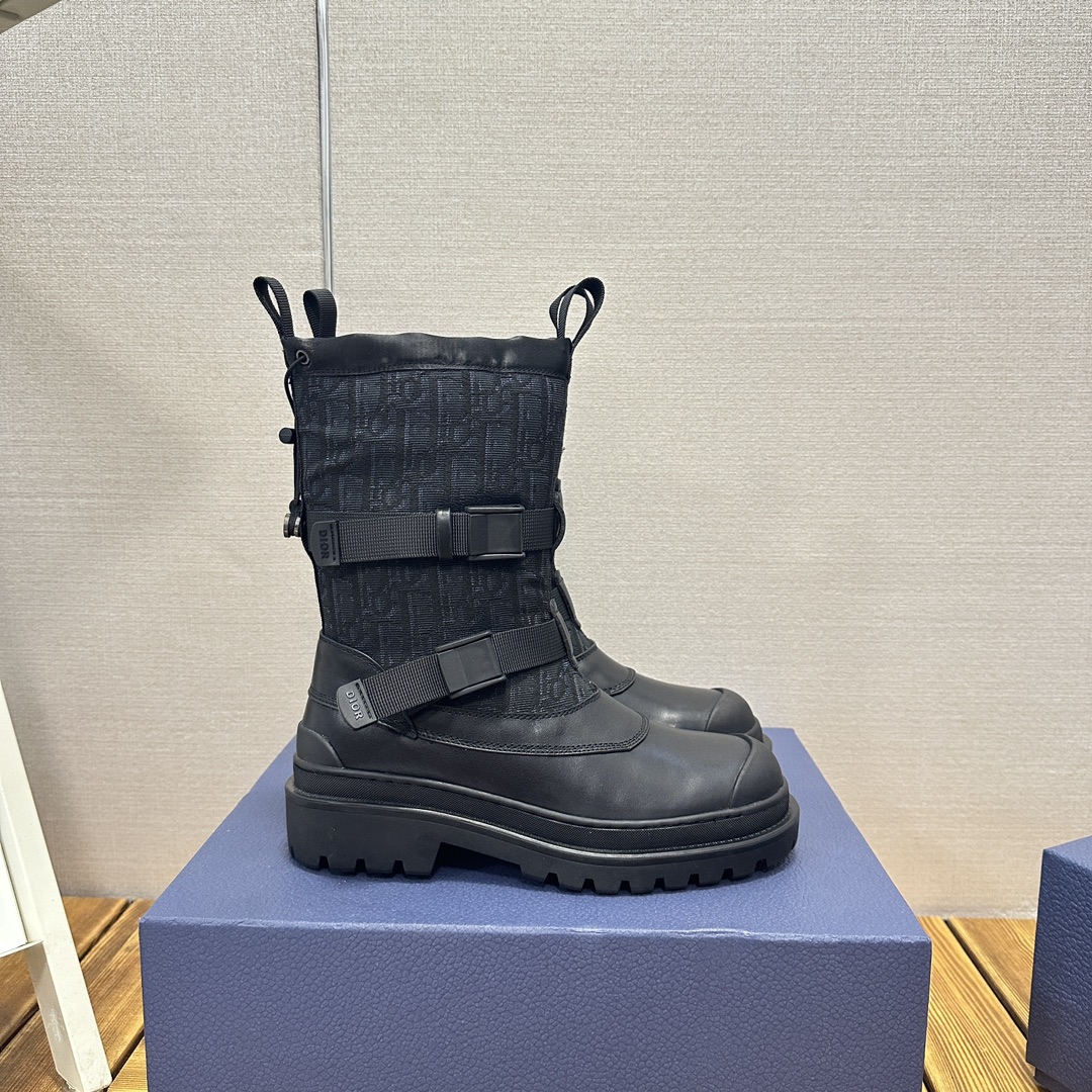 NO:612522,Luxurious velvet boots Dior fw21 new arrival~ D's new autumn and winter Martin boots are demonstrated on the feet with super high-traffic florets, and the handsome shape incorporates many exquisite and soft details... The autumn and winter boots are definitely one of the top 3 must-have items!  The upper is made of imported grained calfskin, and the boots are available in stretch sheepskin and thickened fly weave versions, equipped with D's classic lucky star soles!  Top version size 35-40,boots,dior,dior,boots,cowhide,sheepskin19860909加绒款豪华靴 Dior fw21 new arrival～ D家秋冬马丁靴新品 超多流量小花上脚示范,帅气的造型中融入许多精致柔美的细节……秋冬靴款绝对top前3的绝绝子单品！ 鞋面甄选进口粒面小牛皮材质,靴筒有弹力羊皮和加厚飞织两种版本,搭载D家经典幸运星鞋底！ 顶级版本 size 35-40,靴子,dior,dior,boots,cowhide,sheepskin,Women's Shoes