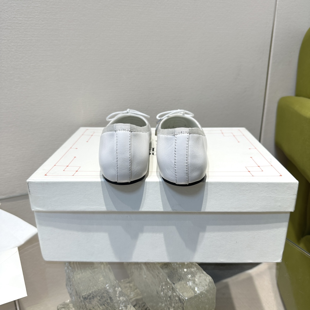 McQueen Ironhead Butterfly Ballet Shoes: Timeless Elegance in Quality Materials - 图片 4