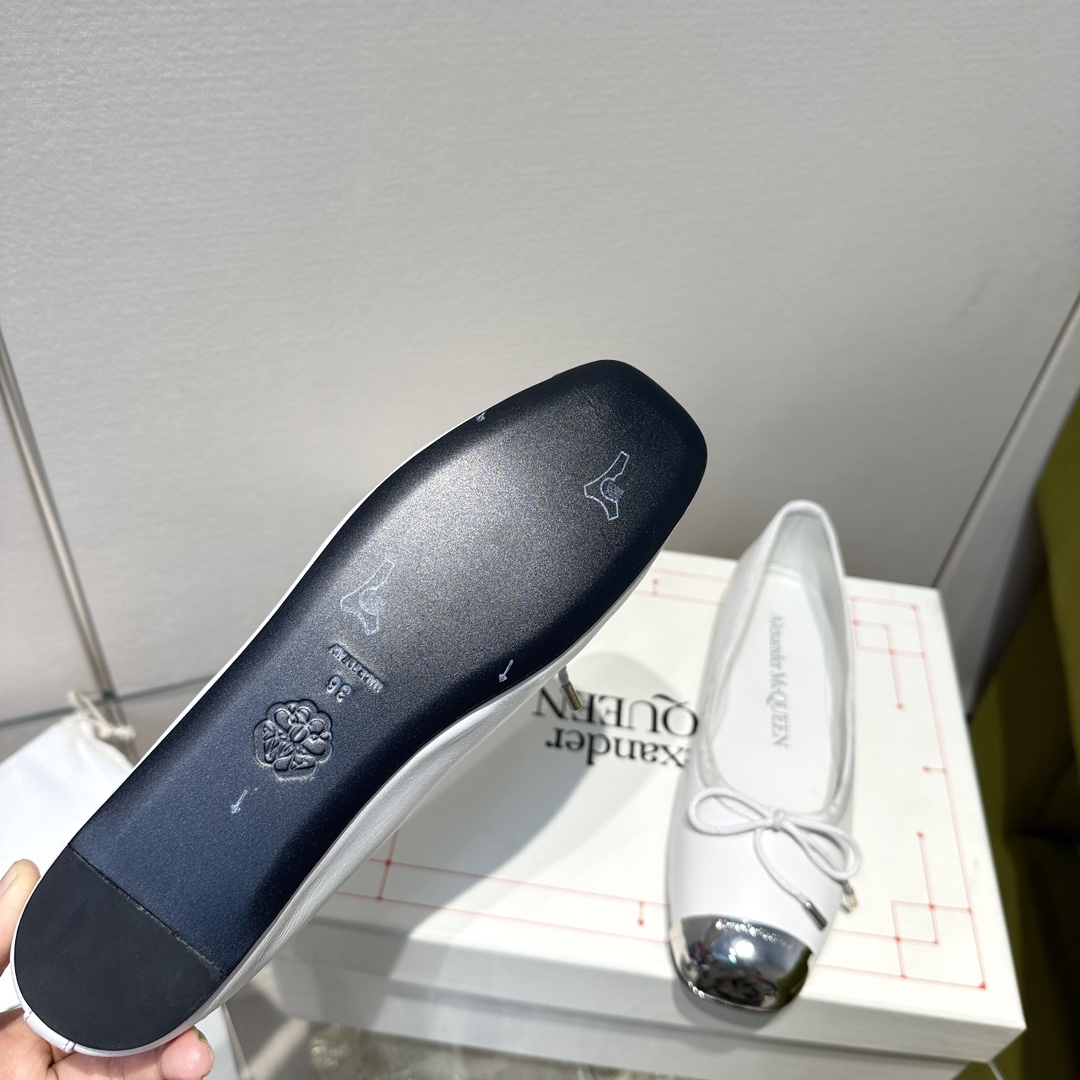 McQueen Ironhead Butterfly Ballet Shoes: Timeless Elegance in Quality Materials - 图片 3