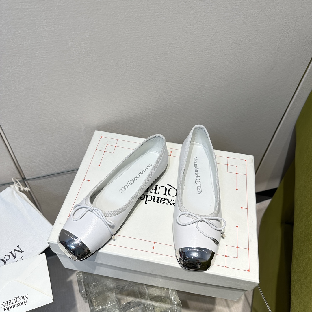 McQueen Ironhead Butterfly Ballet Shoes: Timeless Elegance in Quality Materials - 图片 2