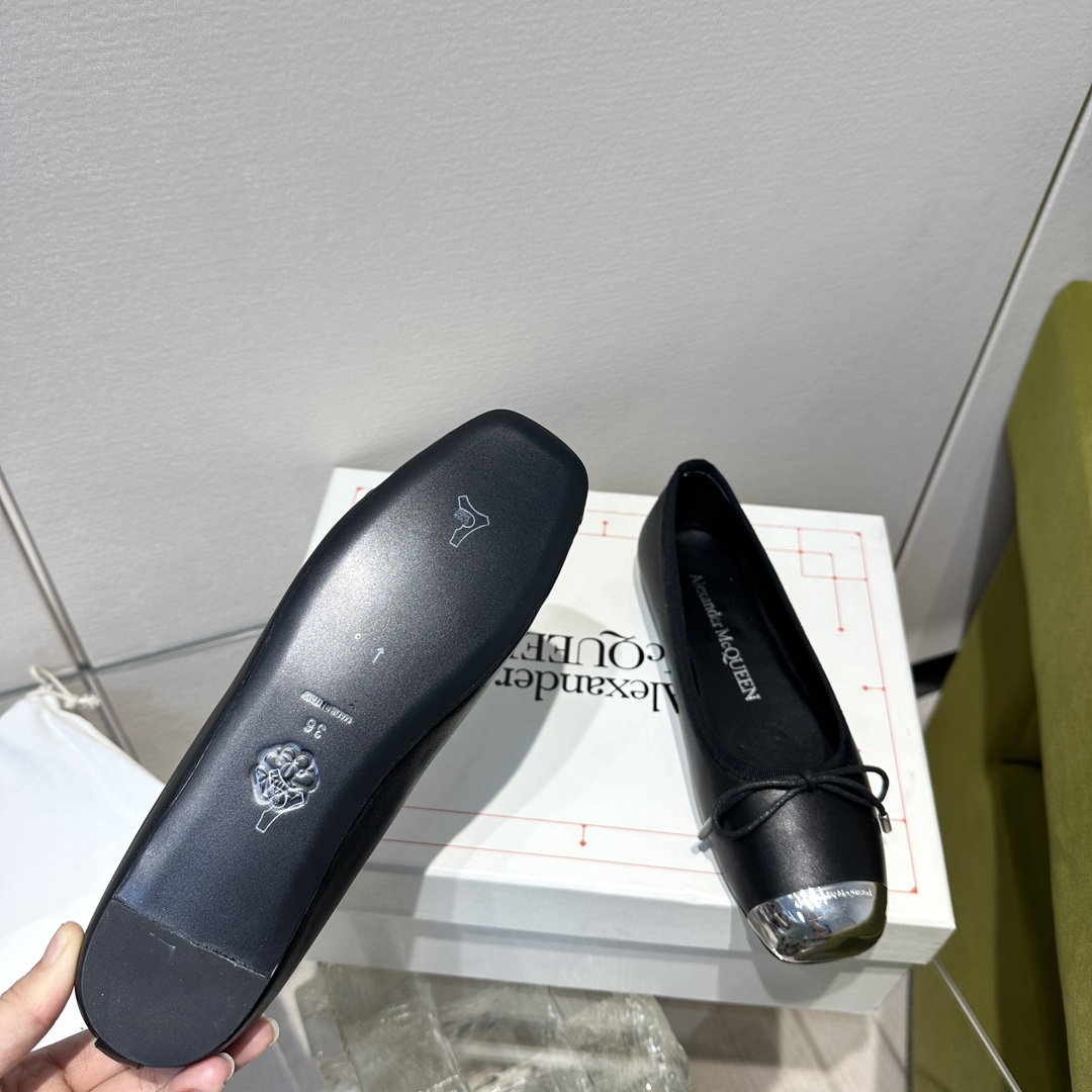 McQueen Ironhead Butterfly Ballet Shoes: Timeless Design with Premium Materials. - 图片 3