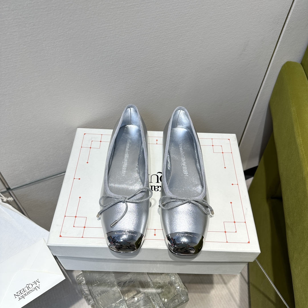 McQueen Ironhead Butterfly Ballet Shoes: Timeless Elegance in Quality Materials - 图片 1