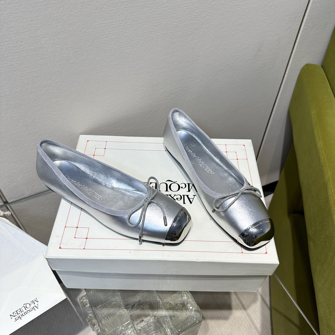 McQueen Ironhead Butterfly Ballet Shoes: Timeless Elegance in Quality Materials - 图片 5