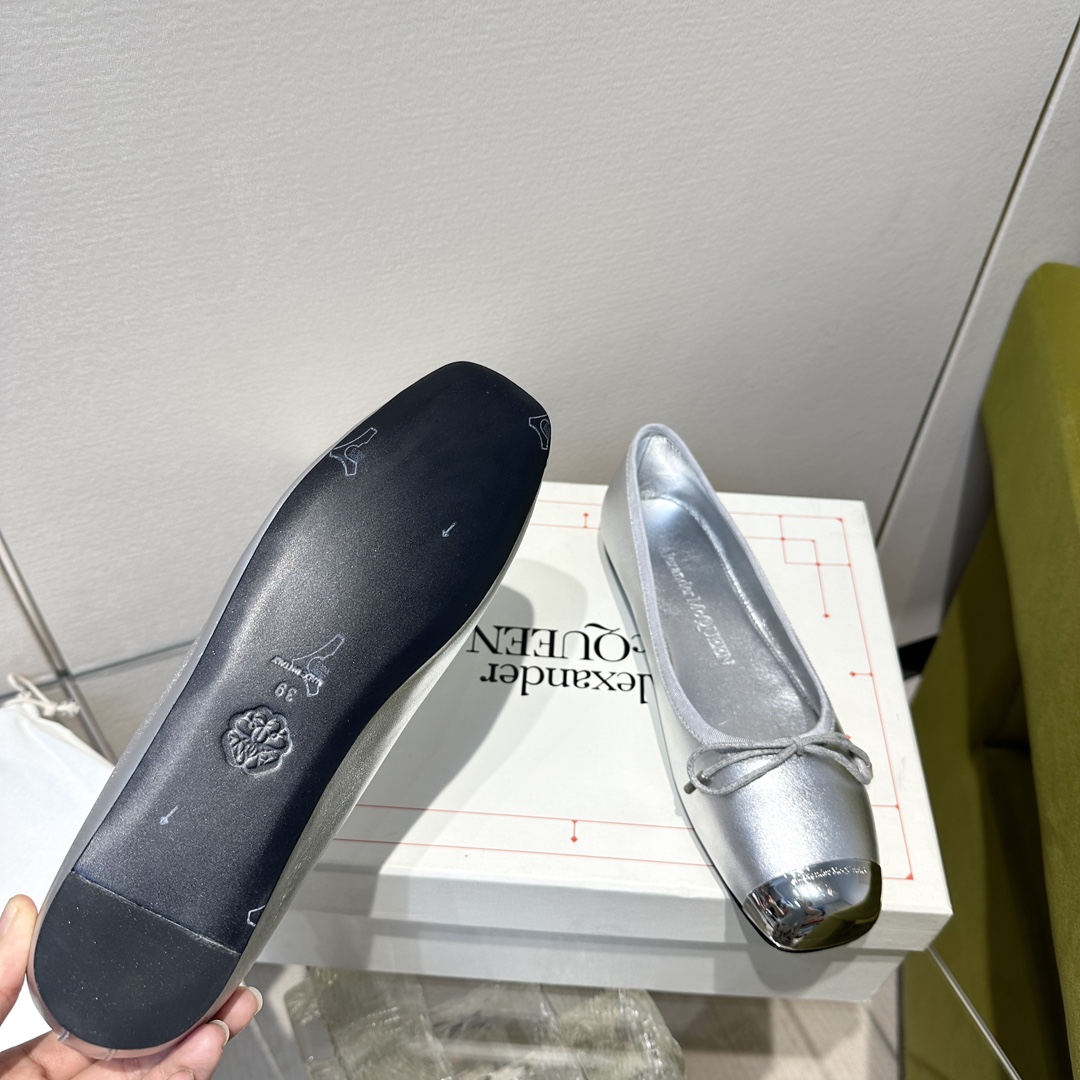 McQueen Ironhead Butterfly Ballet Shoes: Timeless Elegance in Quality Materials - 图片 4