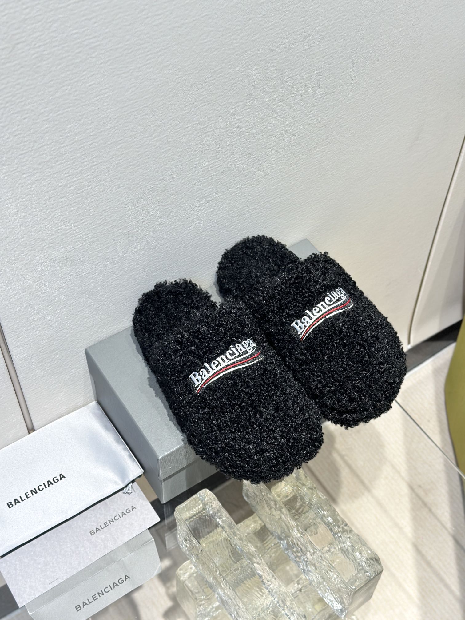 NO:442668,｜ Balenciaga Balenciaga New Couple Cotton Cola embroidered twill frosted cotton slippers Top version Super popular Balenciaga Balenciaga Couple size Fashion bloggers and European and American celebrities Love styles Must-have for winter, fashionable but not overly ostentatious show details Twill frosted cotton upper, especially fluffy and soft, skin-friendly, especially comfortable feet, exquisite hand-sewing threading, embroidery logo full of high-end sense, original natural rubber non-slip wear-resistant bottom, with the latest original packaging of the counter, sizes for women 35-40, men 39-44 [men's models need to be customized], fur shoes, balenciaga, balenciaga, slippers19860909｜  Balenciaga巴黎世家 新款情侣棉拖 可乐刺绣斜纹磨毛棉布面拖鞋 顶级版本超火巴黎世家毛拖 情侣尺码 时装博主与欧美明星大爱款 冬季必备款 时尚却不过分张扬 show details 鞋面斜纹磨毛棉布 特别的蓬松柔软、亲肤 脚感特别舒服 精致的手工缝纫走线 刺绣logo高级感满满 原版天然橡胶防滑耐磨底 配专柜最新原包装 码数女35-40 男39-44【男款需要订做】,毛毛鞋,balenciaga,balenciaga,slippers,Women's Shoes