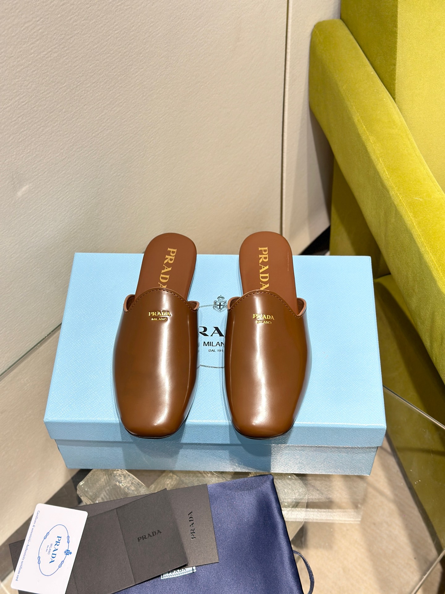 NO:239057,PRADA/Prada 25ss show new product, retro semi-slippers, Pjia’s shoes this year have definitely attracted the attention, retro simple design, really high-end feeling, the upper is imported beaded cowhide, the inner foot pads are all sheepskin, original mold-opening custom anti-slip sole size35-39 (customized by 40/41), leather shoes, prada, prada, slippers, cowhide, sheepskin19860909PRADA/普拉达25ss走秀新品 复古半拖鞋 P家今年的鞋绝对吸引足了视线 复古简约设计 真的高级感满满 鞋面采用进口开边珠牛皮 内里垫脚均为羊皮 原版开模定制防滑大底 size35-39（40/41定制）,皮鞋,prada,prada,slippers,cowhide,sheepskin,Women's Shoes