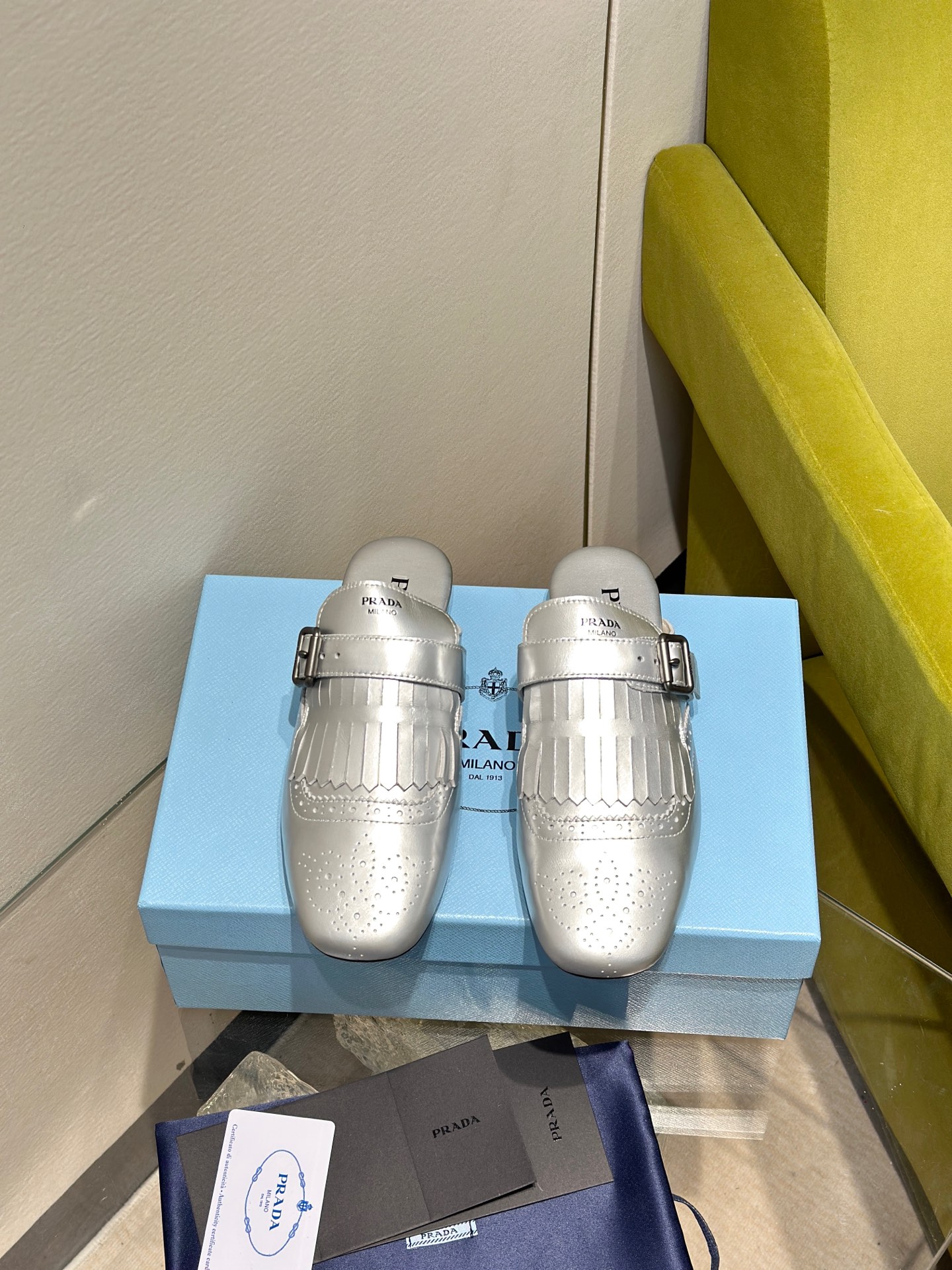 NO:239059,Semi-drag PRADA/Prada 25ss new retro, showcase tassel loafer half slipper series, tassel matching carving craft design, Internet celebrity ins hotly favored, retro and fashionable, very comfortable and versatile to the feet!  The upper is imported calfskin, the inner foot pads are all sheepskin, the original mold-opening custom anti-slip sole size35-39 (customized by 40/41), leather shoes, prada, prada, loafers, slippers, cowhide, sheepskin19860909半拖 PRADA/普拉达25ss新品复古 走秀流苏乐福鞋半拖鞋系列 流苏搭配雕花工艺设计 网红ins热捧 复古又时尚 上脚非常舒适又百搭！ 鞋面采用进口小牛皮 内里垫脚均为羊皮 原版开模定制防滑大底 size35-39(40/41订做),皮鞋,prada,prada,loafers,slippers,cowhide,sheepskin,Women's Shoes